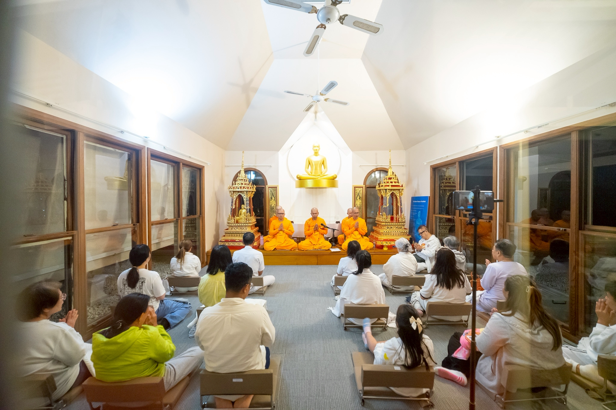 วัดพระธรรมกายนครซิดนีย์ จัดสวดมนต์ข้ามปี และพิธีบูชาข้าวพระ