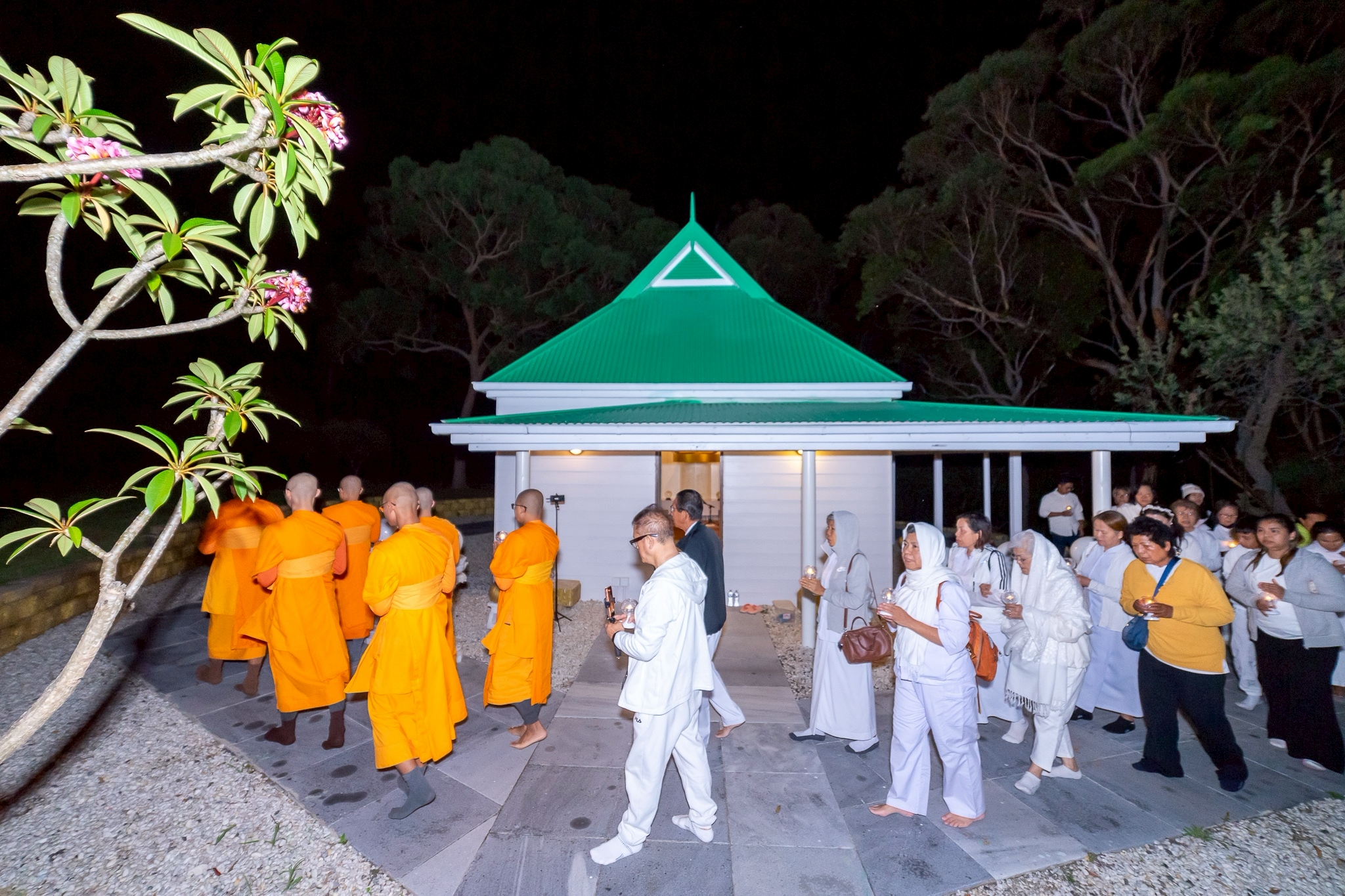 วัดพระธรรมกายนครซิดนีย์ จัดสวดมนต์ข้ามปี และพิธีบูชาข้าวพระ