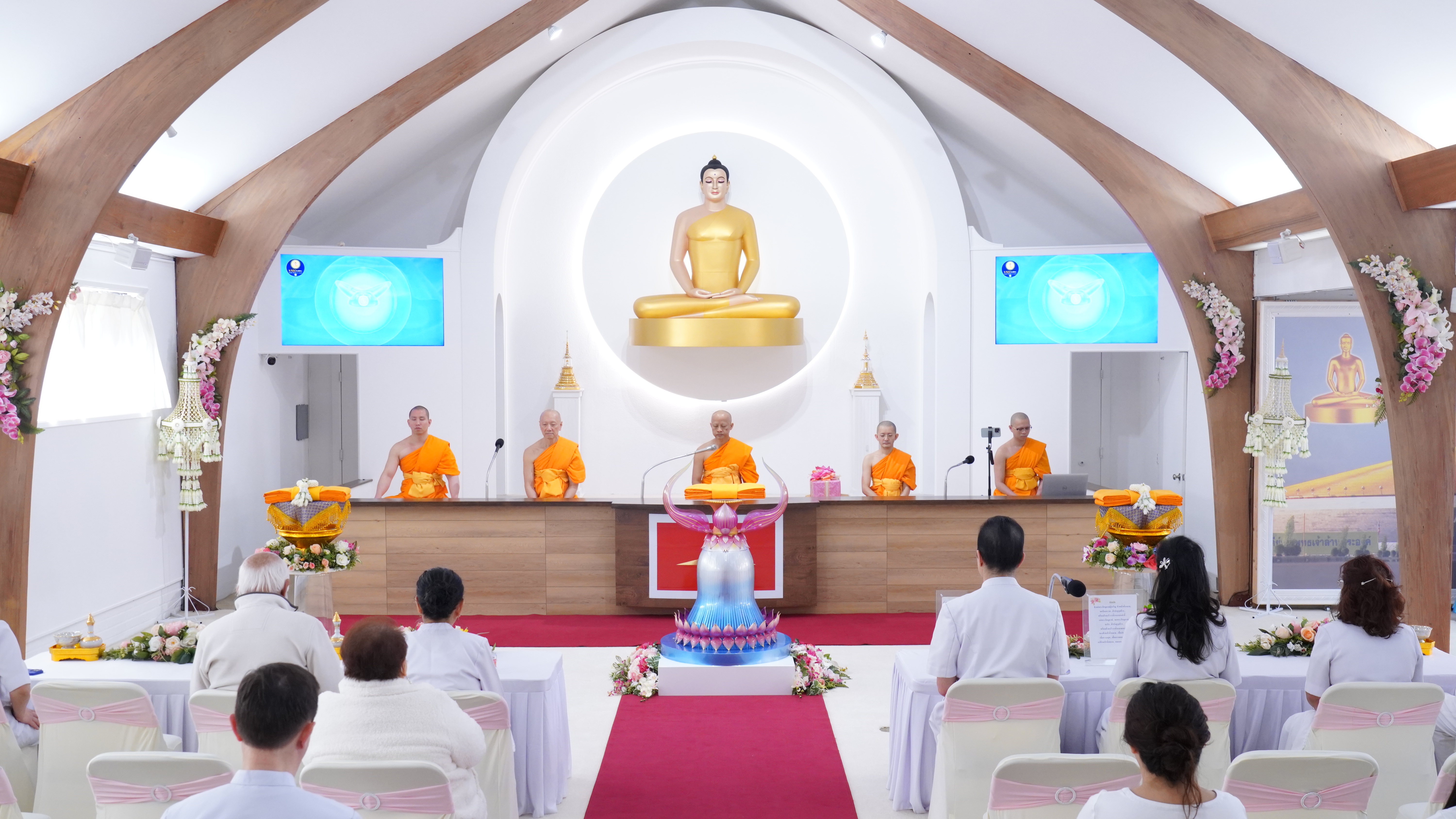 วัดพระธรรมกายซีแอตเติล จัดพิธีทอดผ้าป่าปีใหม่