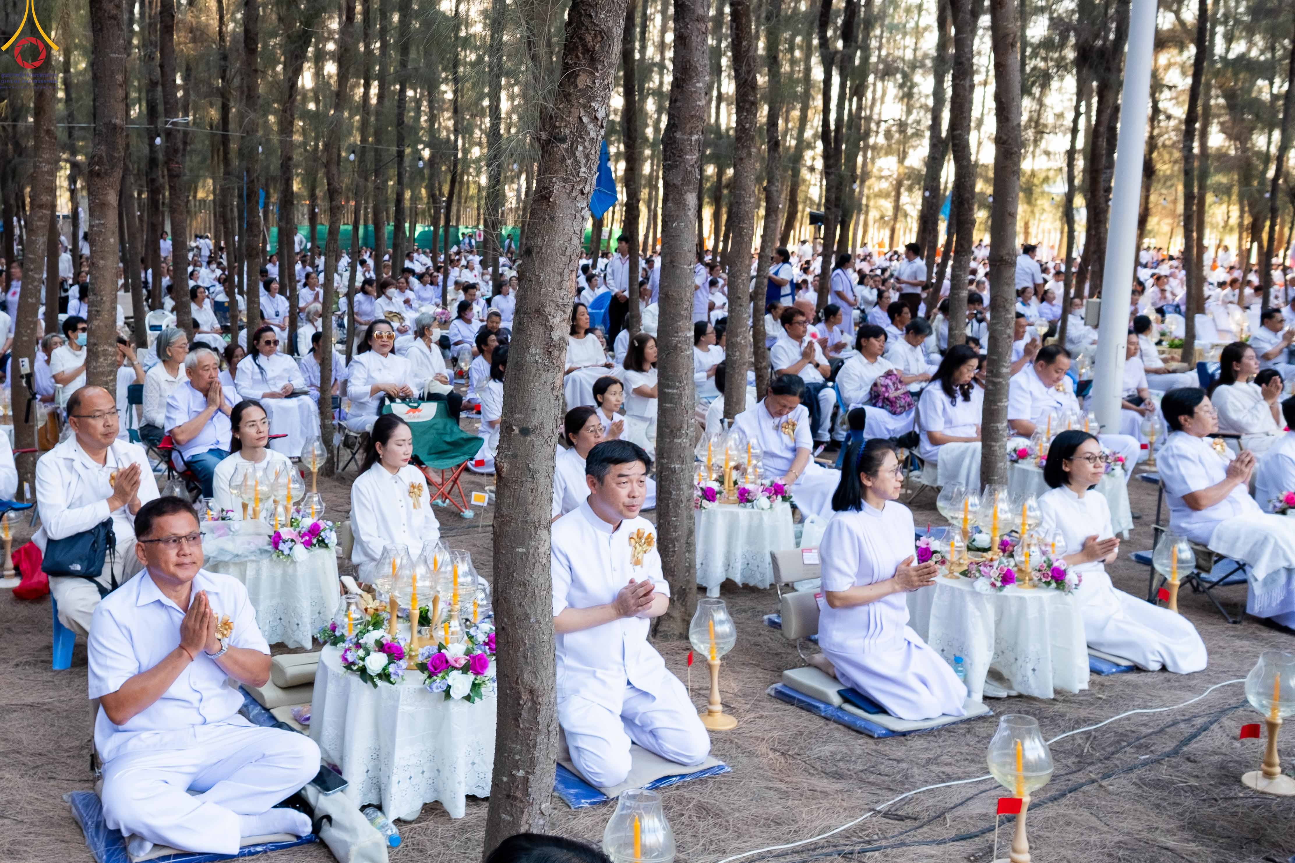 พิธีจุดประทีปถวายเป็นพุทธบูชาและบูชาธรรมพระมงคลเทพมุนี ณ อนุสรณ์สถานมหาวิหารพระมงคลเทพมุนี