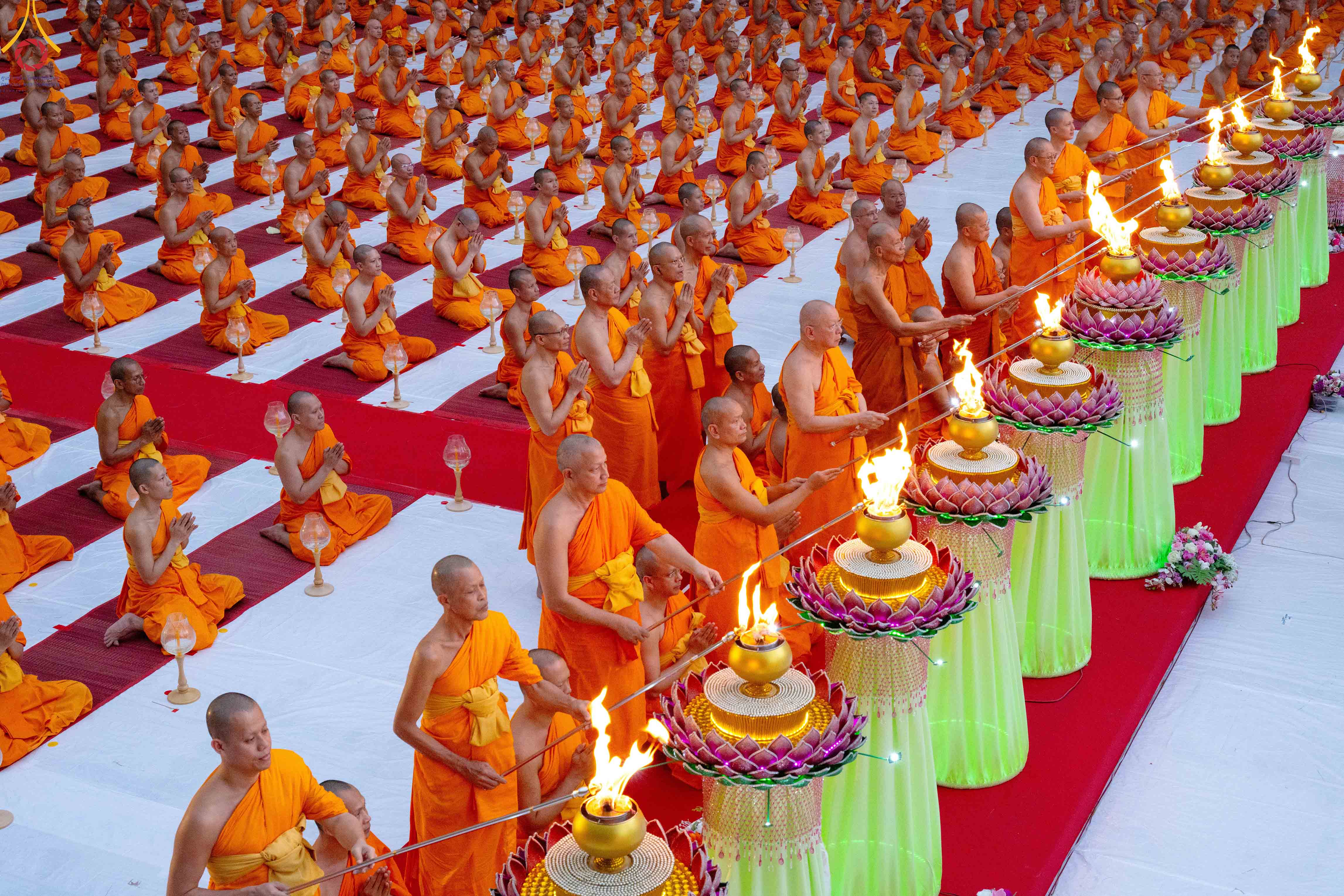 พิธีจุดประทีปถวายเป็นพุทธบูชาและบูชาธรรมพระมงคลเทพมุนี ณ อนุสรณ์สถานมหาวิหารพระมงคลเทพมุนี