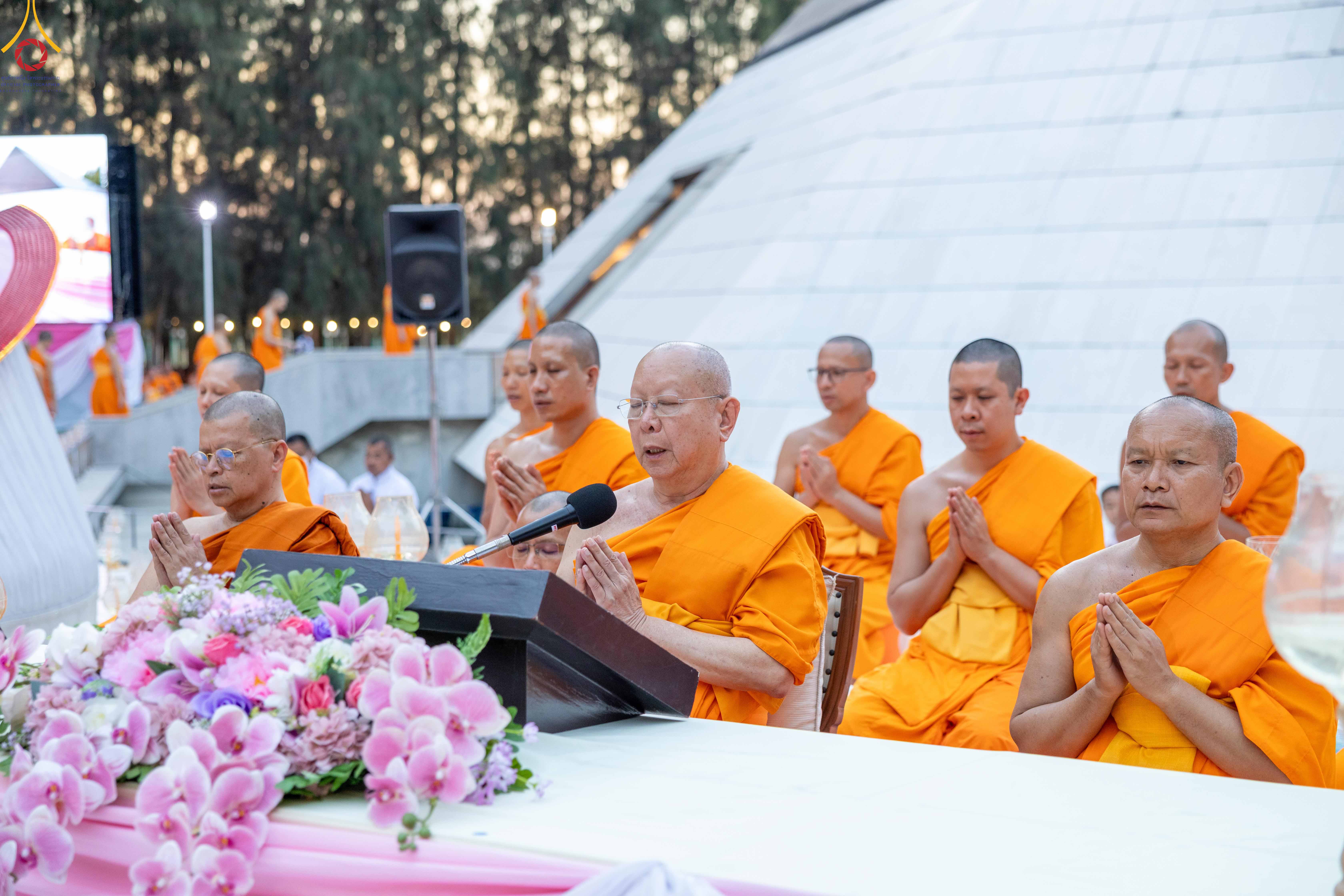 พิธีจุดประทีปถวายเป็นพุทธบูชาและบูชาธรรมพระมงคลเทพมุนี ณ อนุสรณ์สถานมหาวิหารพระมงคลเทพมุนี
