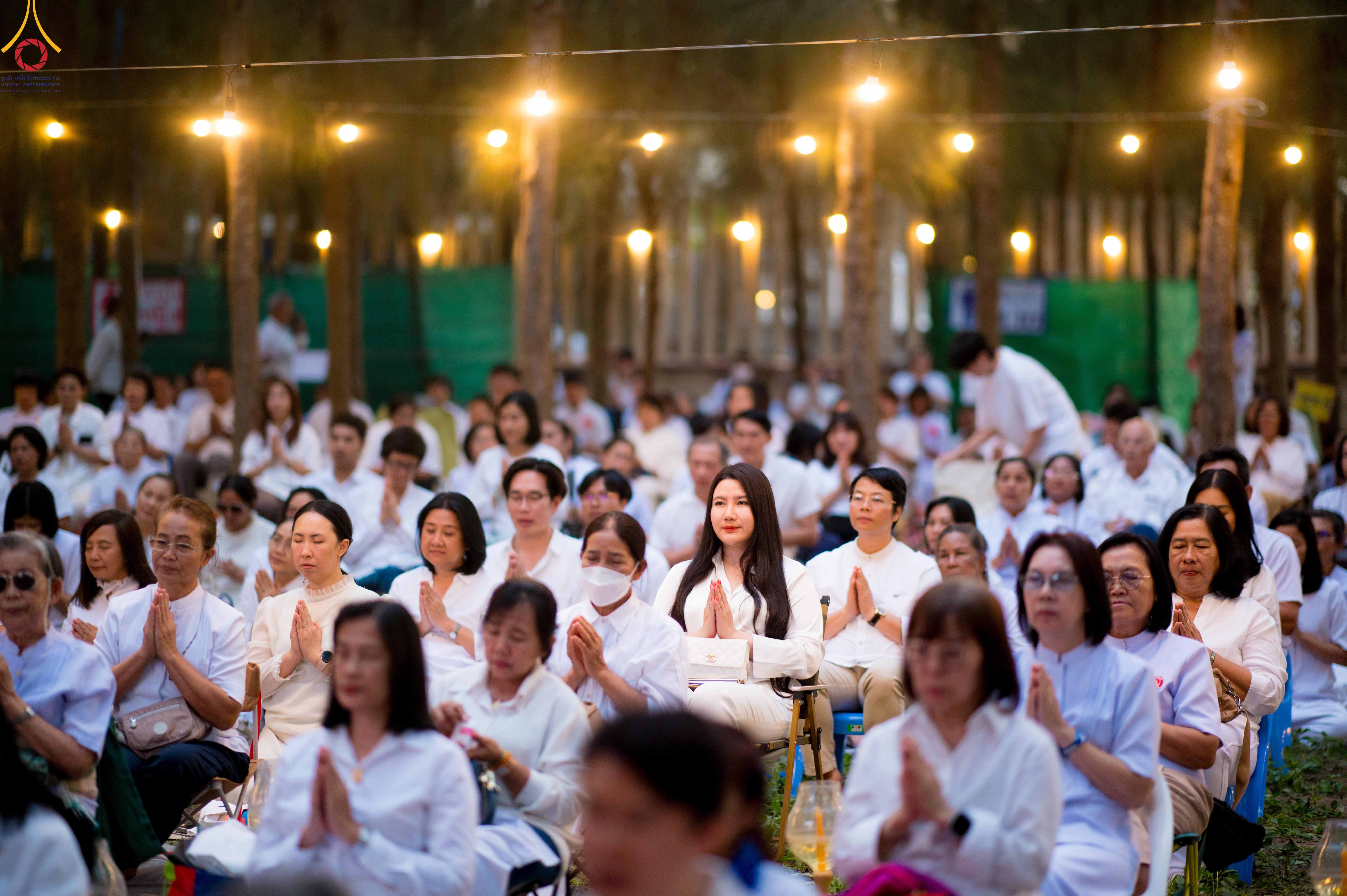 พิธีจุดประทีปถวายเป็นพุทธบูชาและบูชาธรรมพระมงคลเทพมุนี ณ อนุสรณ์สถานมหาวิหารพระมงคลเทพมุนี