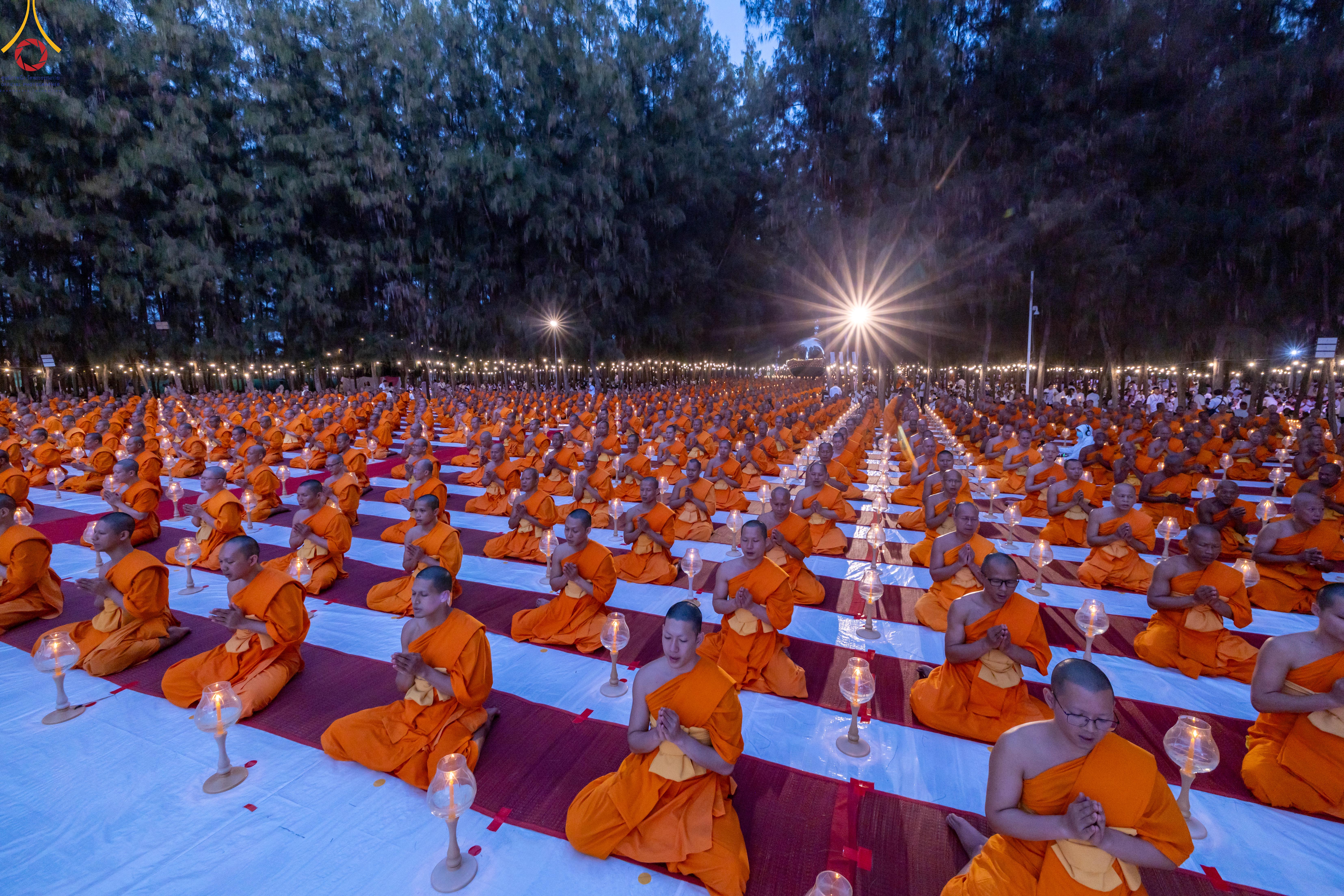 พิธีจุดประทีปถวายเป็นพุทธบูชาและบูชาธรรมพระมงคลเทพมุนี ณ อนุสรณ์สถานมหาวิหารพระมงคลเทพมุนี