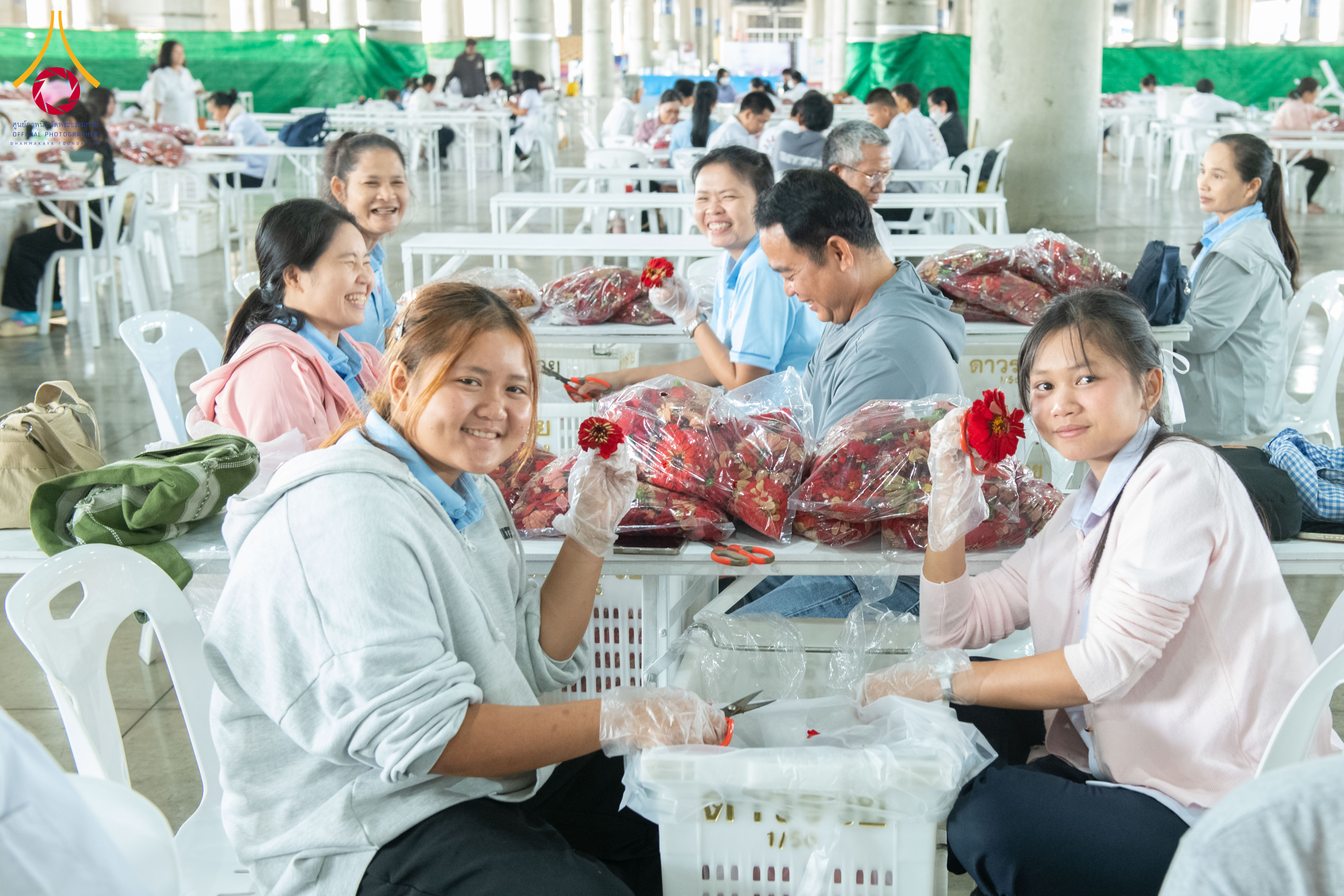 เจ้าหน้าที่วัดพระธรรมกาย และสาธุชน รับบุญปลิดกลีบดอกเบญจทรัพย์ และทรัพย์บานชื่น
