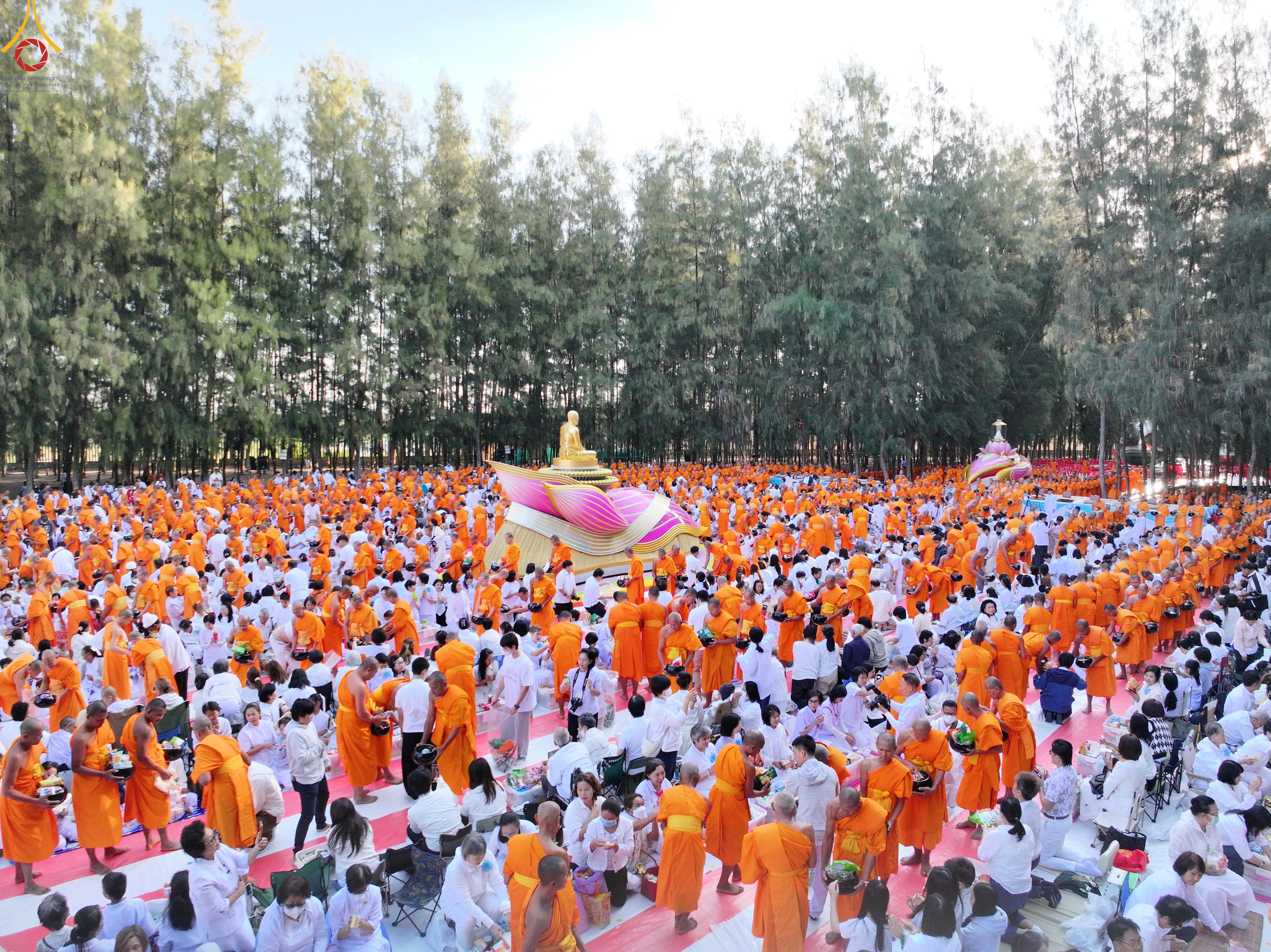 พิธีตักบาตรพระ 1,142 รูป ณ อนุสรณ์สถาน ลำดับที่ 1 อนุสรณ์สถานมหาวิหารพระมงคลเทพมุนี