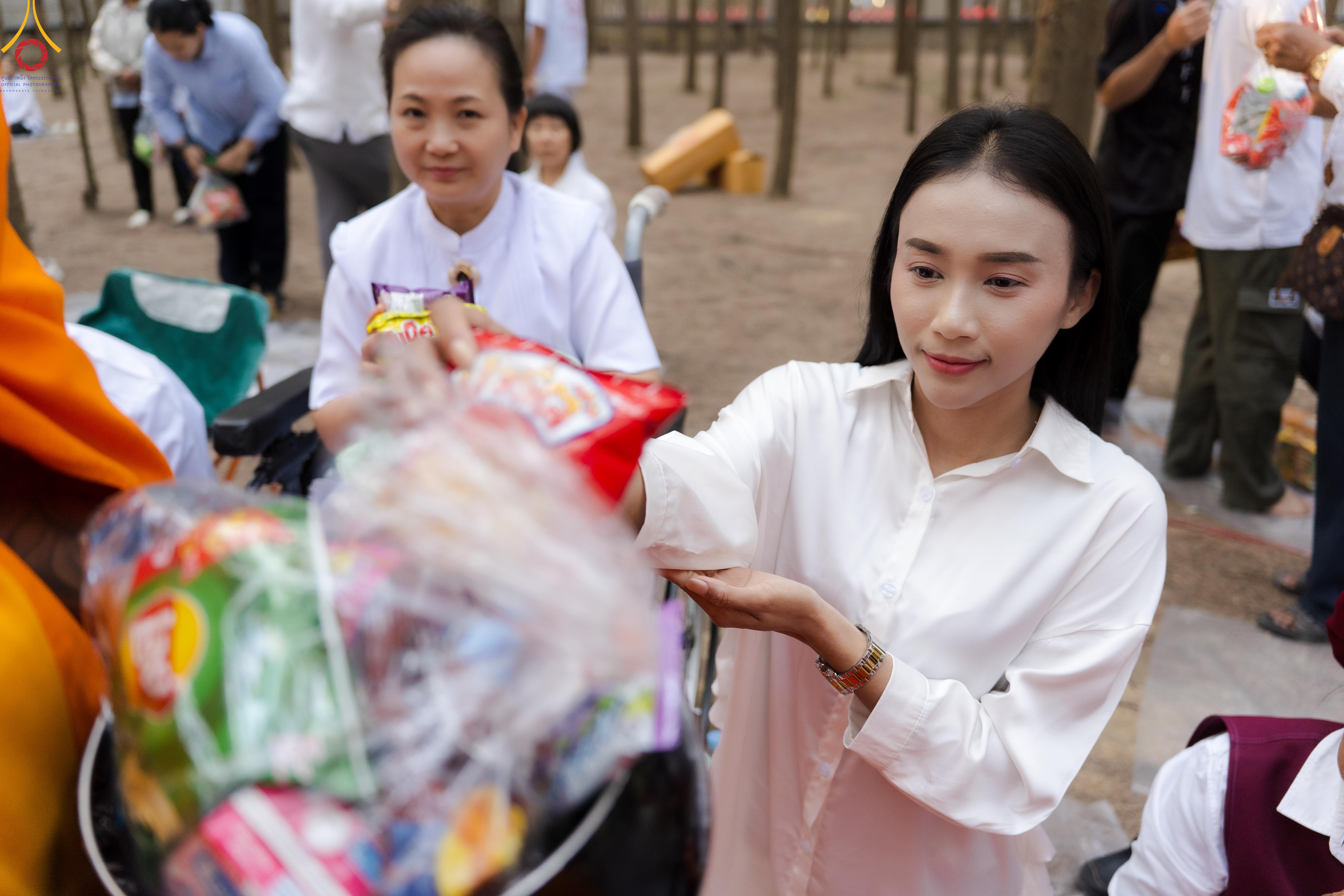 พิธีตักบาตรพระ 1,142 รูป ณ อนุสรณ์สถาน ลำดับที่ 1 อนุสรณ์สถานมหาวิหารพระมงคลเทพมุนี