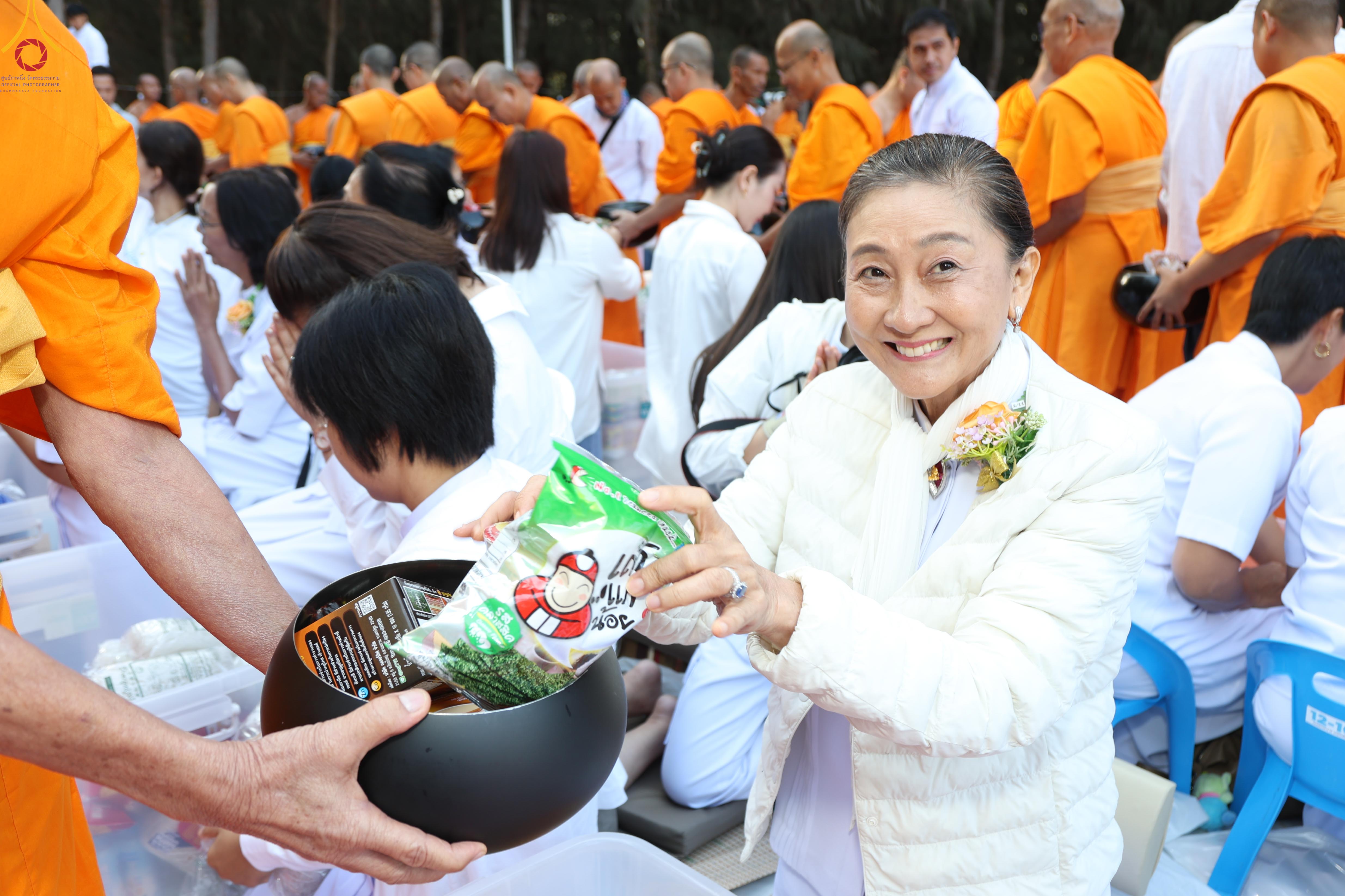 พิธีตักบาตรพระ 1,142 รูป ณ อนุสรณ์สถาน ลำดับที่ 1 อนุสรณ์สถานมหาวิหารพระมงคลเทพมุนี