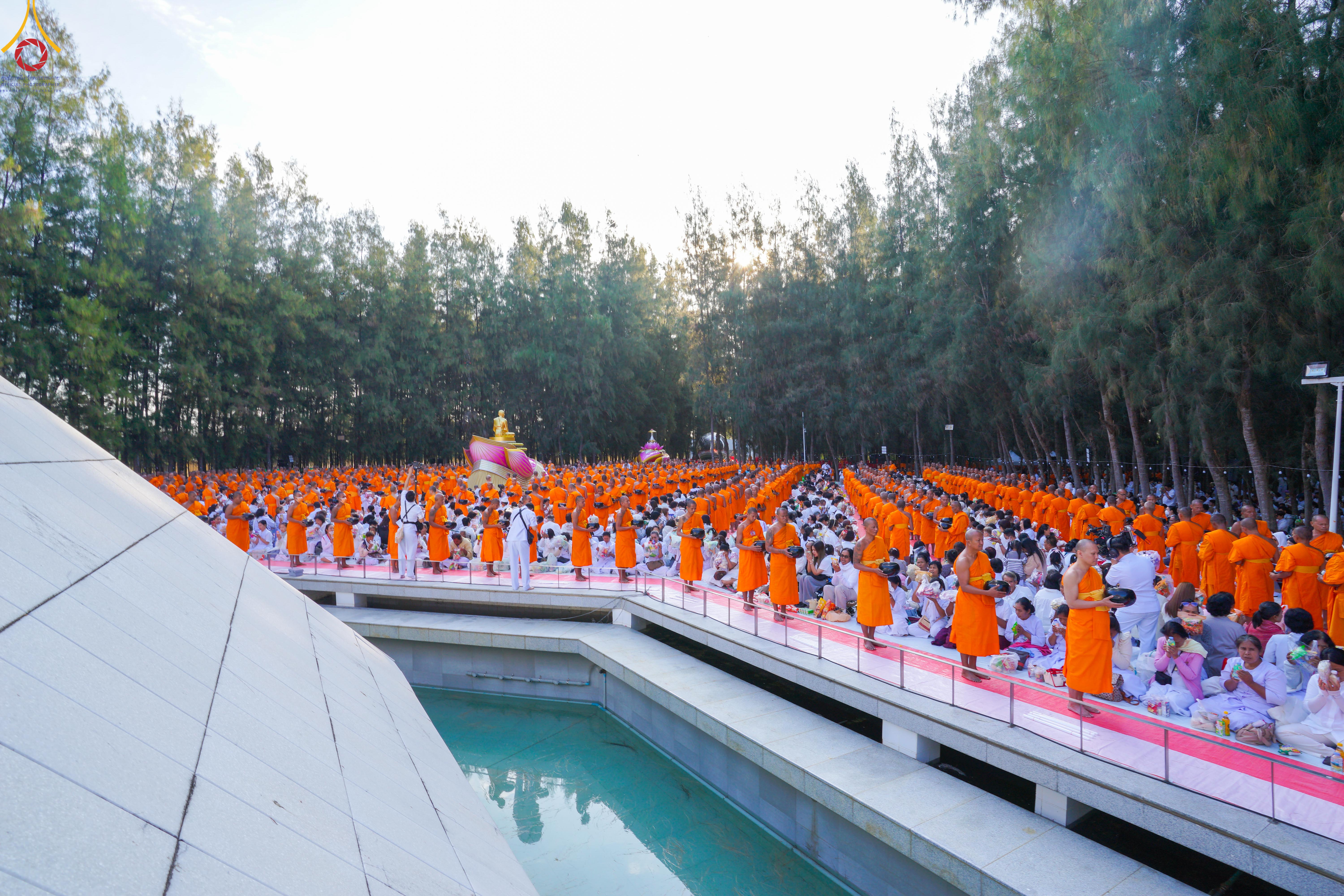 พิธีตักบาตรพระ 1,142 รูป ณ อนุสรณ์สถาน ลำดับที่ 1 อนุสรณ์สถานมหาวิหารพระมงคลเทพมุนี