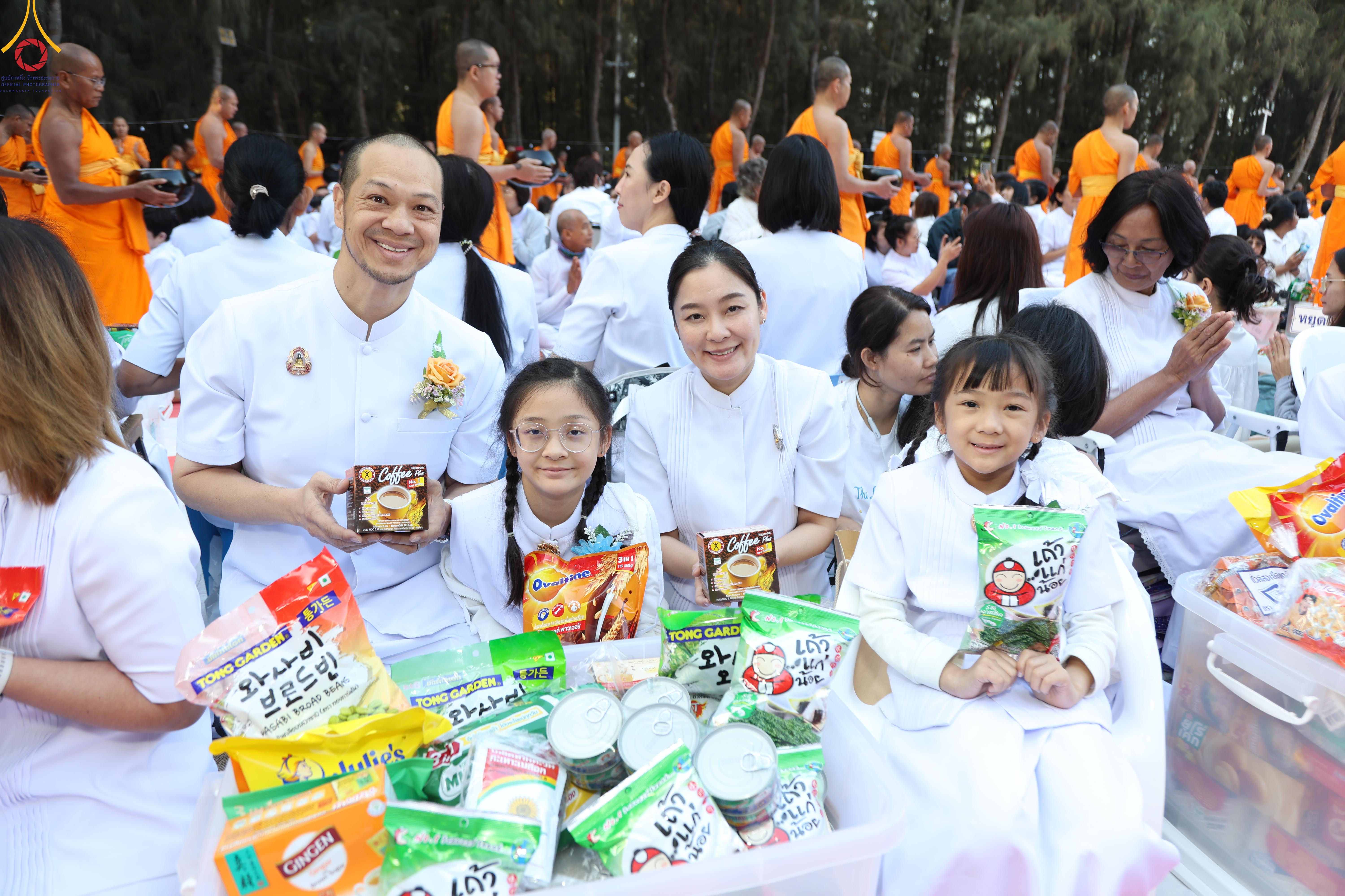 พิธีตักบาตรพระ 1,142 รูป ณ อนุสรณ์สถาน ลำดับที่ 1 อนุสรณ์สถานมหาวิหารพระมงคลเทพมุนี