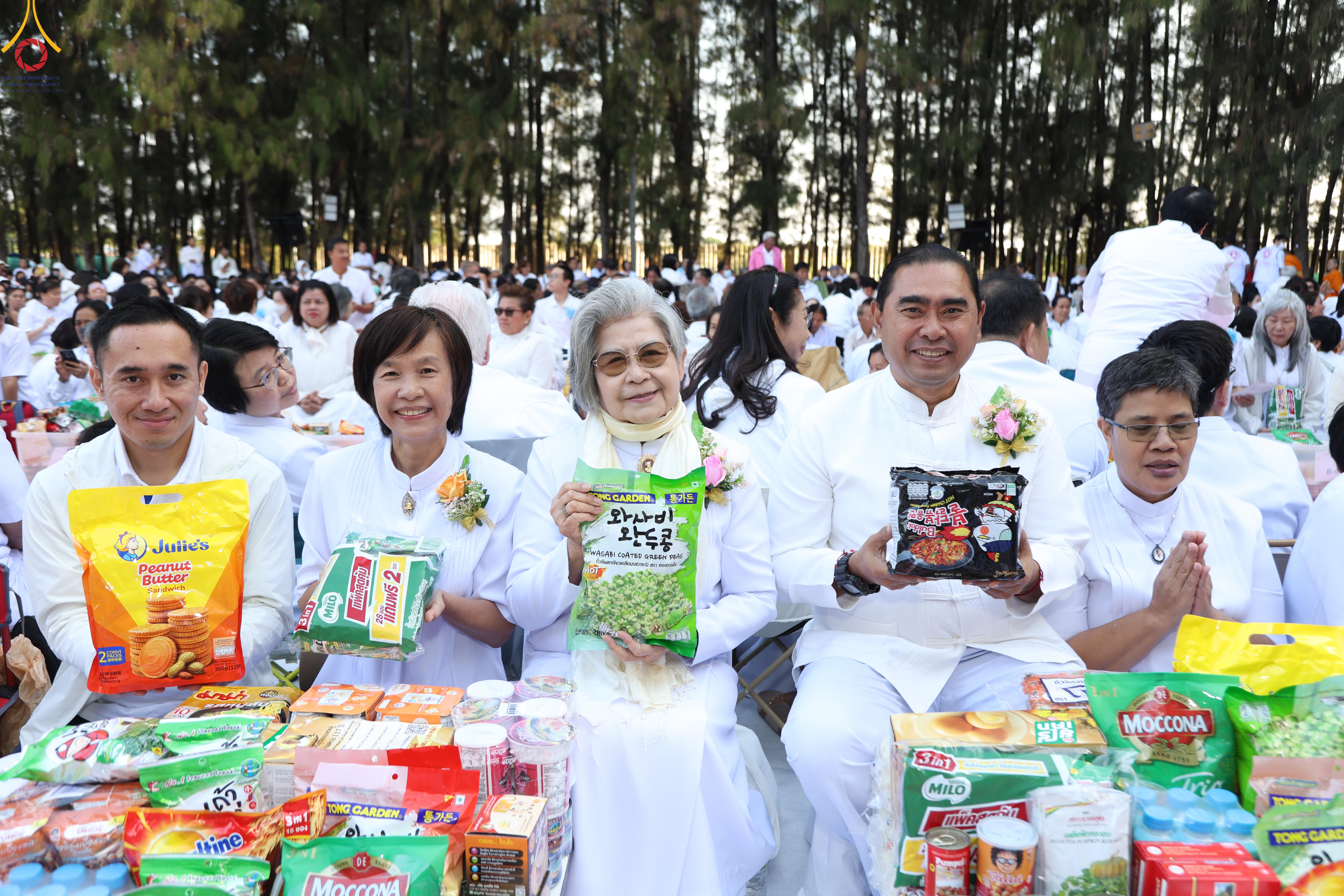 พิธีตักบาตรพระ 1,142 รูป ณ อนุสรณ์สถาน ลำดับที่ 1 อนุสรณ์สถานมหาวิหารพระมงคลเทพมุนี