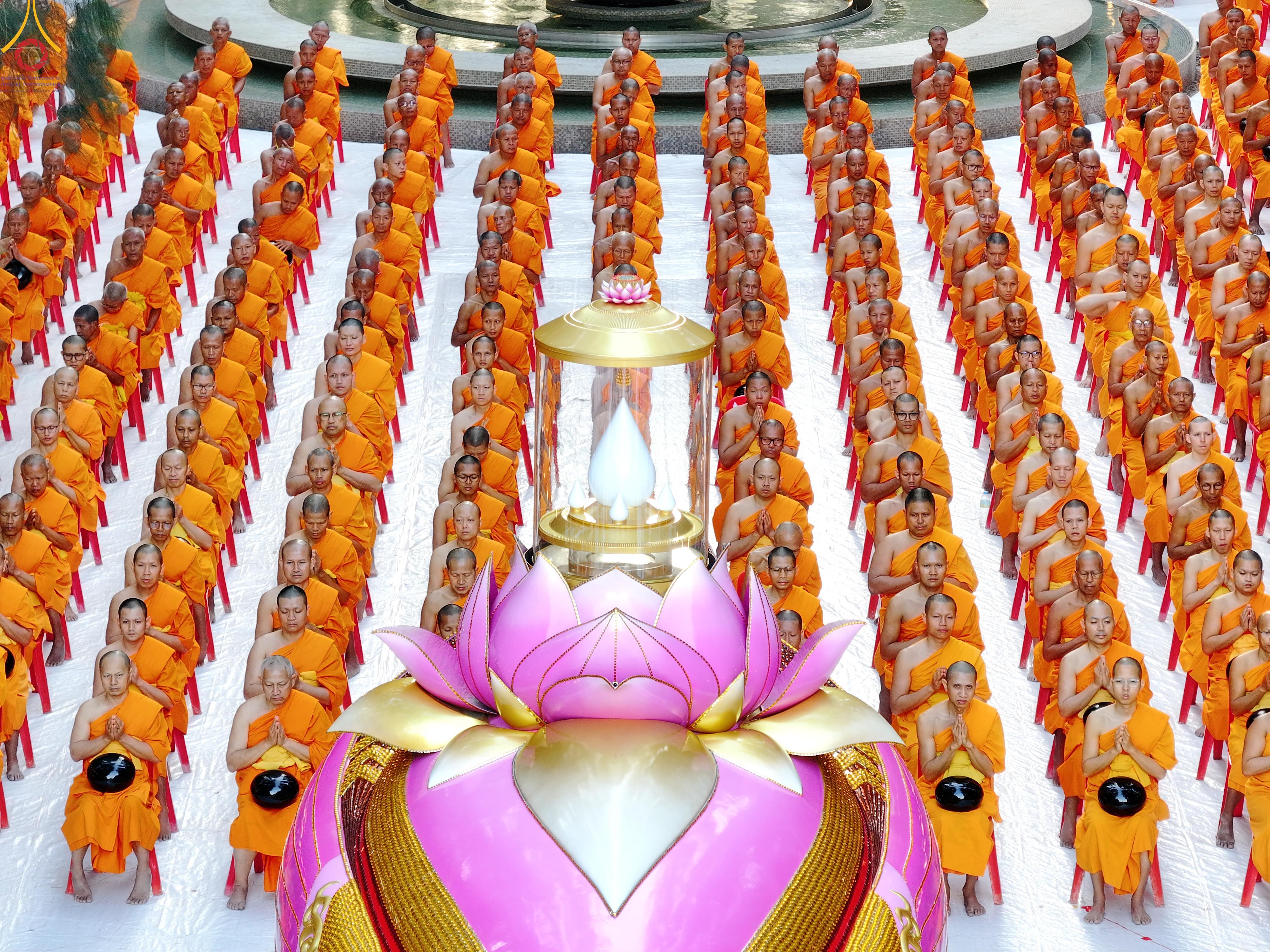 พิธีตักบาตรพระ 1,142 รูป ณ อนุสรณ์สถาน ลำดับที่ 1 อนุสรณ์สถานมหาวิหารพระมงคลเทพมุนี