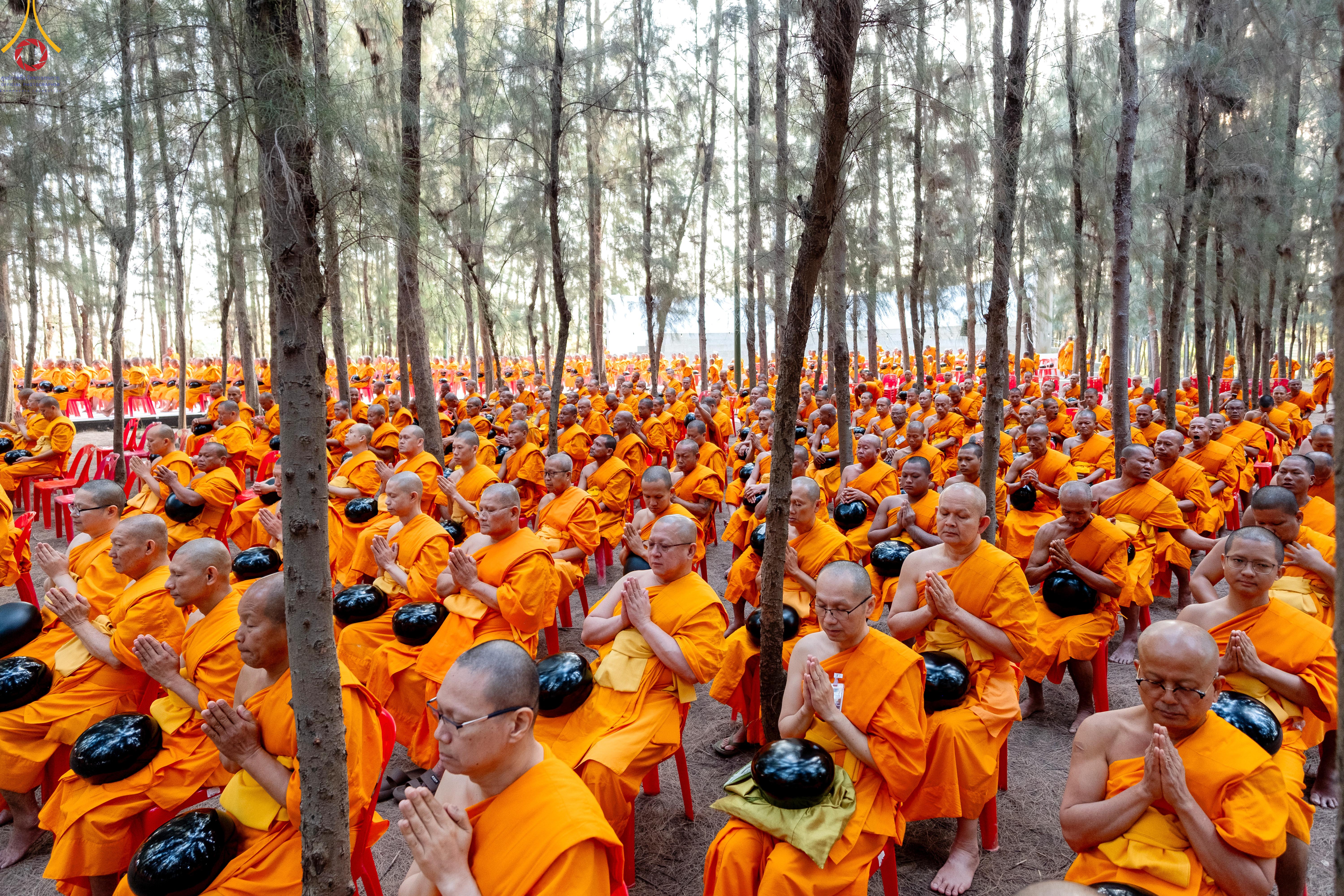 พิธีตักบาตรพระ 1,142 รูป ณ อนุสรณ์สถาน ลำดับที่ 1 อนุสรณ์สถานมหาวิหารพระมงคลเทพมุนี