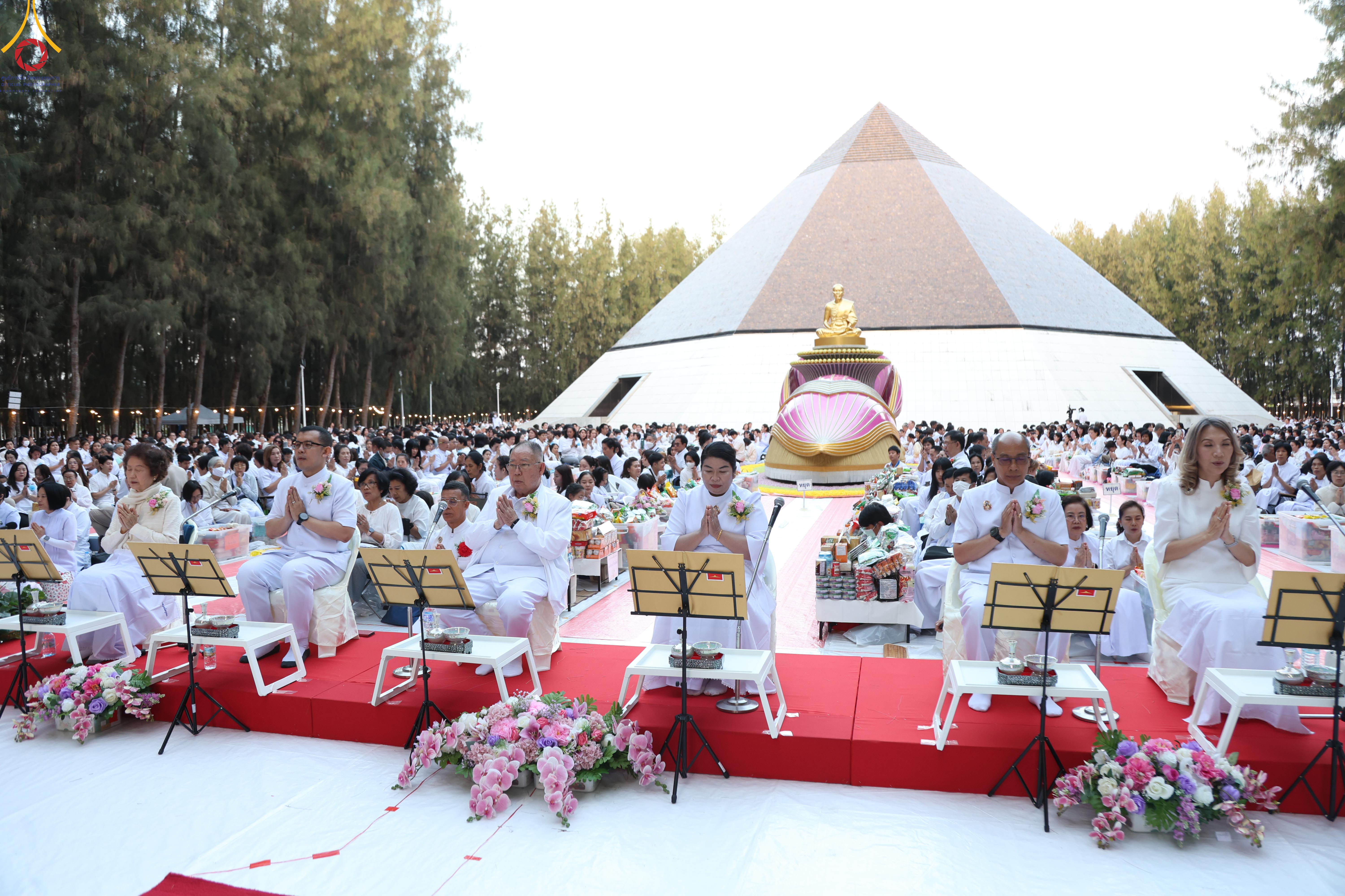 พิธีตักบาตรพระ 1,142 รูป ณ อนุสรณ์สถาน ลำดับที่ 1 อนุสรณ์สถานมหาวิหารพระมงคลเทพมุนี