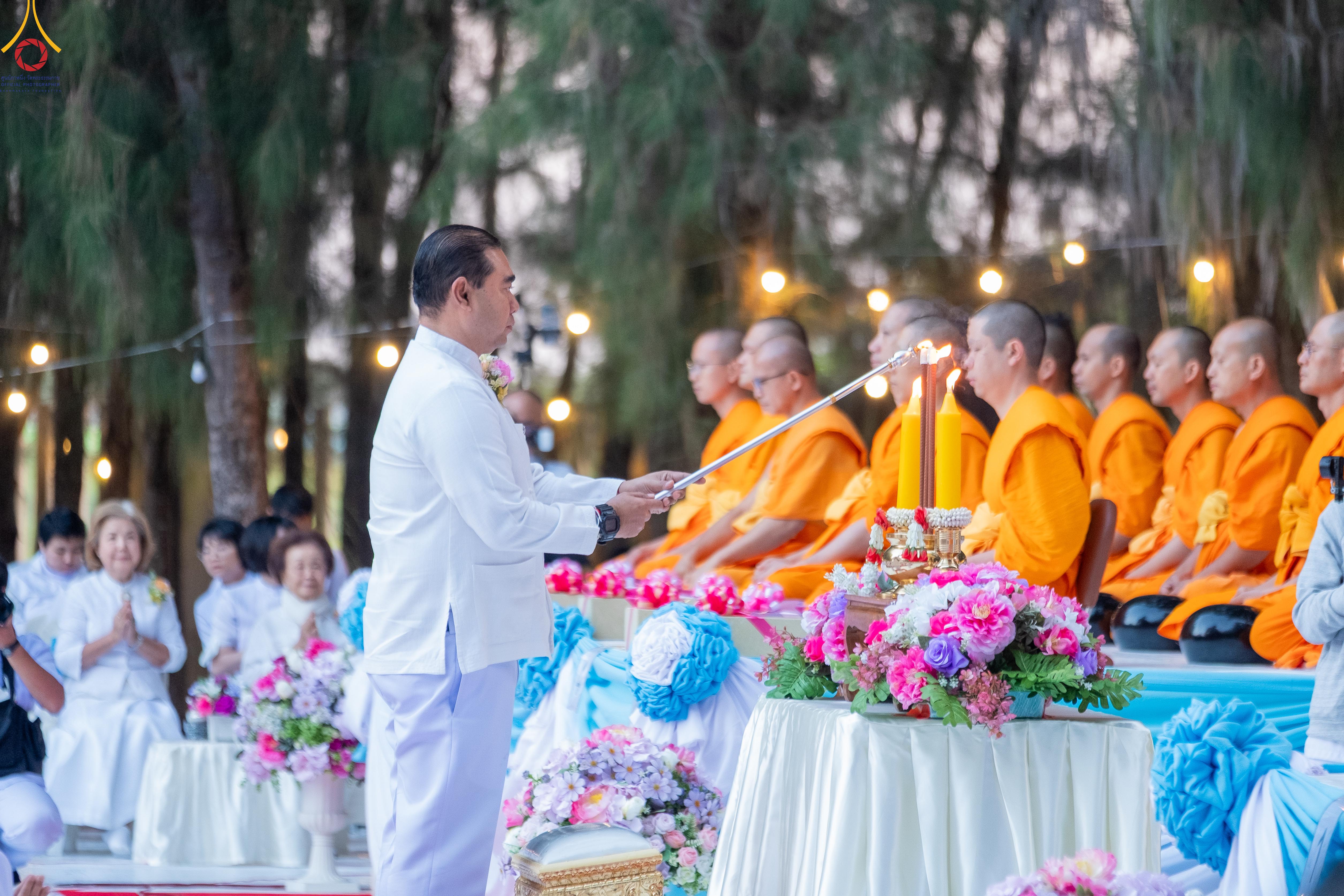 พิธีตักบาตรพระ 1,142 รูป ณ อนุสรณ์สถาน ลำดับที่ 1 อนุสรณ์สถานมหาวิหารพระมงคลเทพมุนี