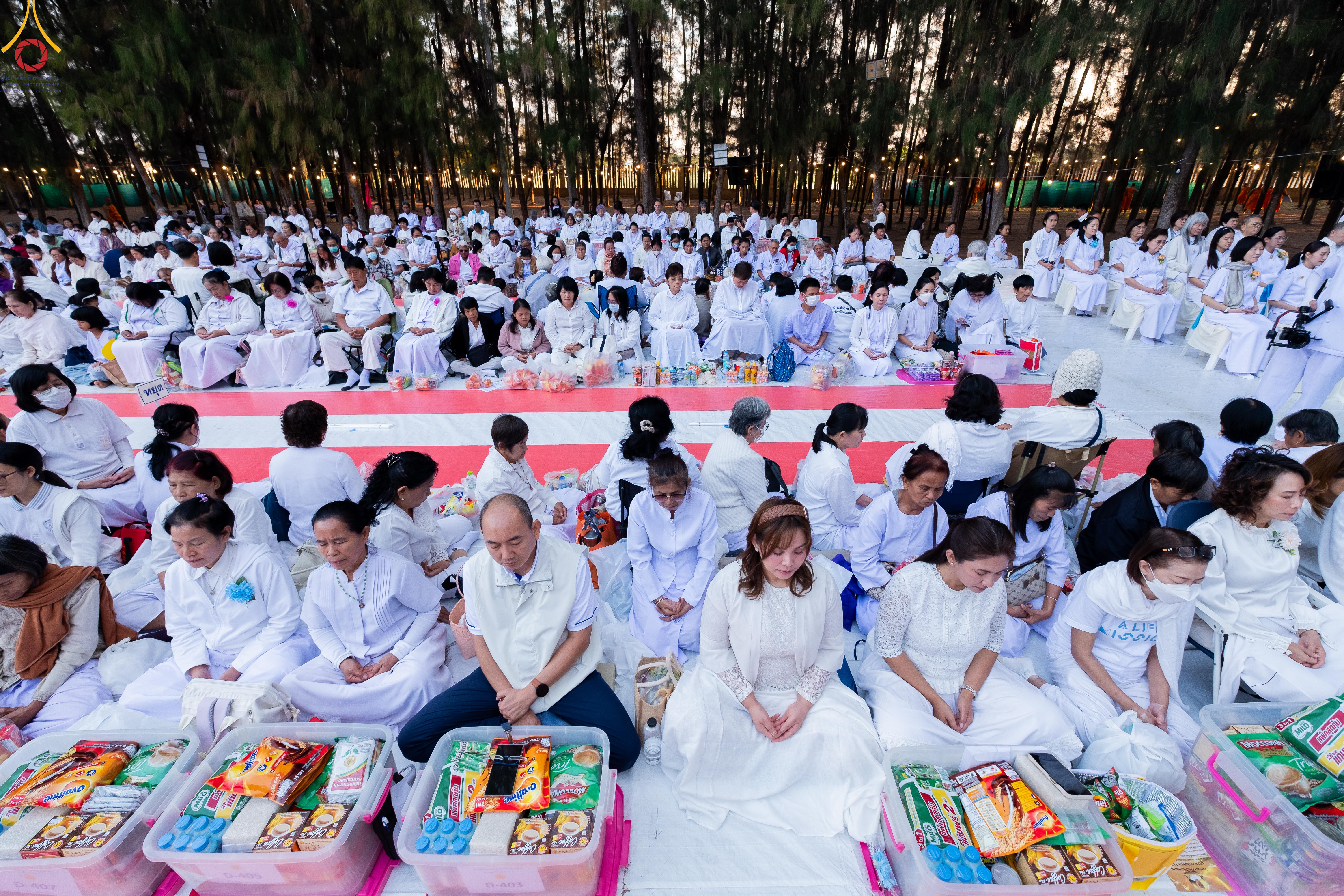 พิธีตักบาตรพระ 1,142 รูป ณ อนุสรณ์สถาน ลำดับที่ 1 อนุสรณ์สถานมหาวิหารพระมงคลเทพมุนี