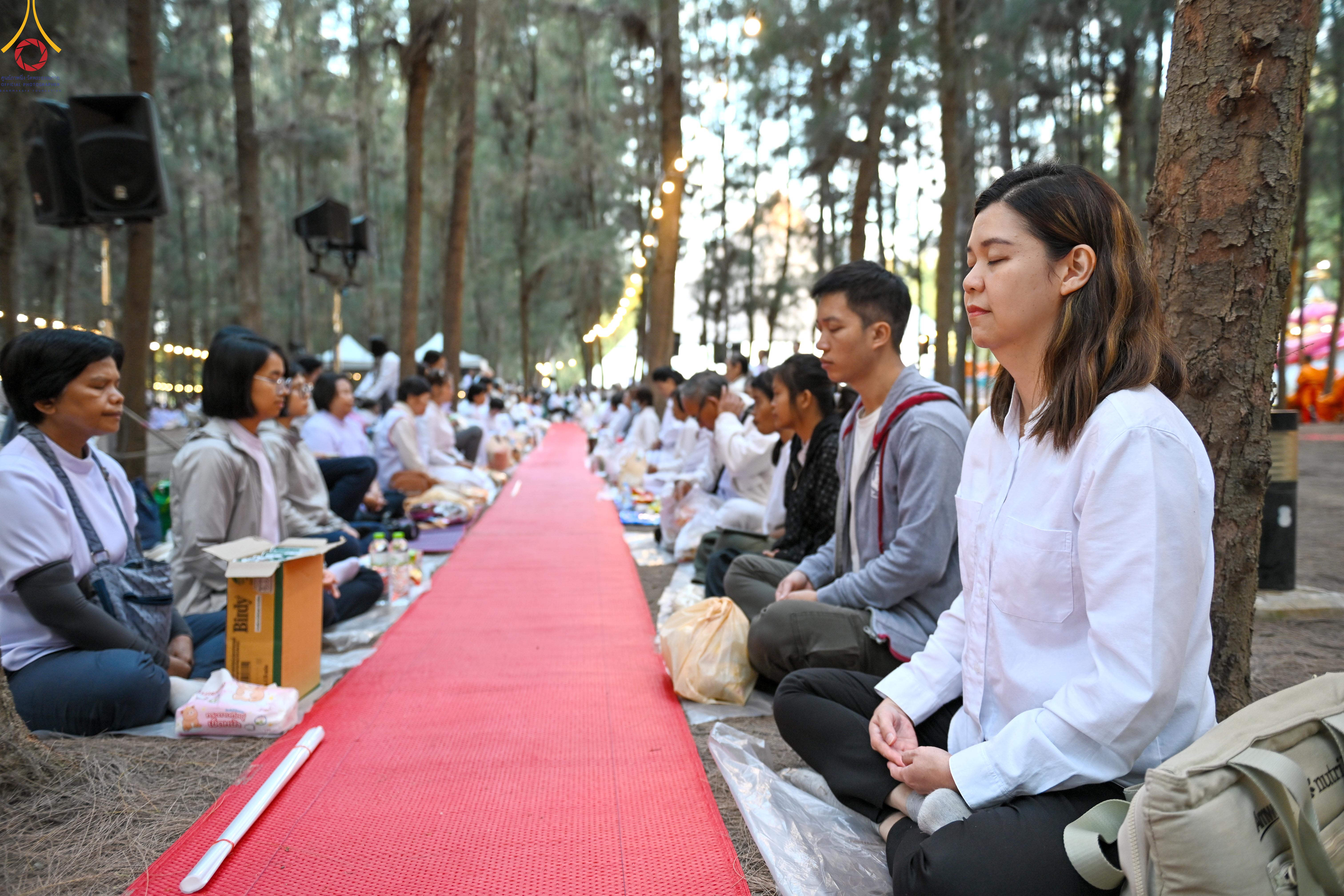 พิธีตักบาตรพระ 1,142 รูป ณ อนุสรณ์สถาน ลำดับที่ 1 อนุสรณ์สถานมหาวิหารพระมงคลเทพมุนี