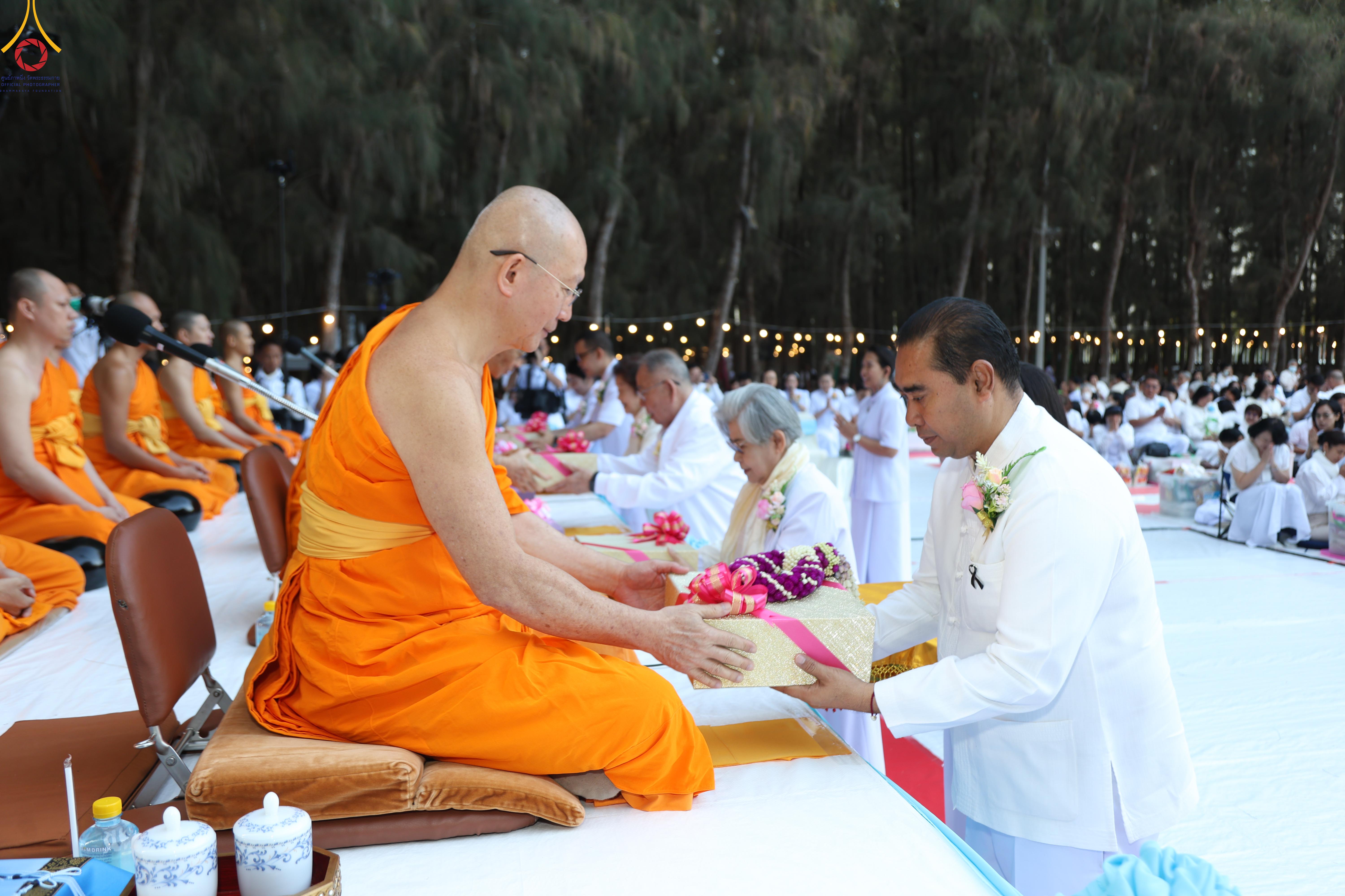 พิธีตักบาตรพระ 1,142 รูป ณ อนุสรณ์สถาน ลำดับที่ 1 อนุสรณ์สถานมหาวิหารพระมงคลเทพมุนี