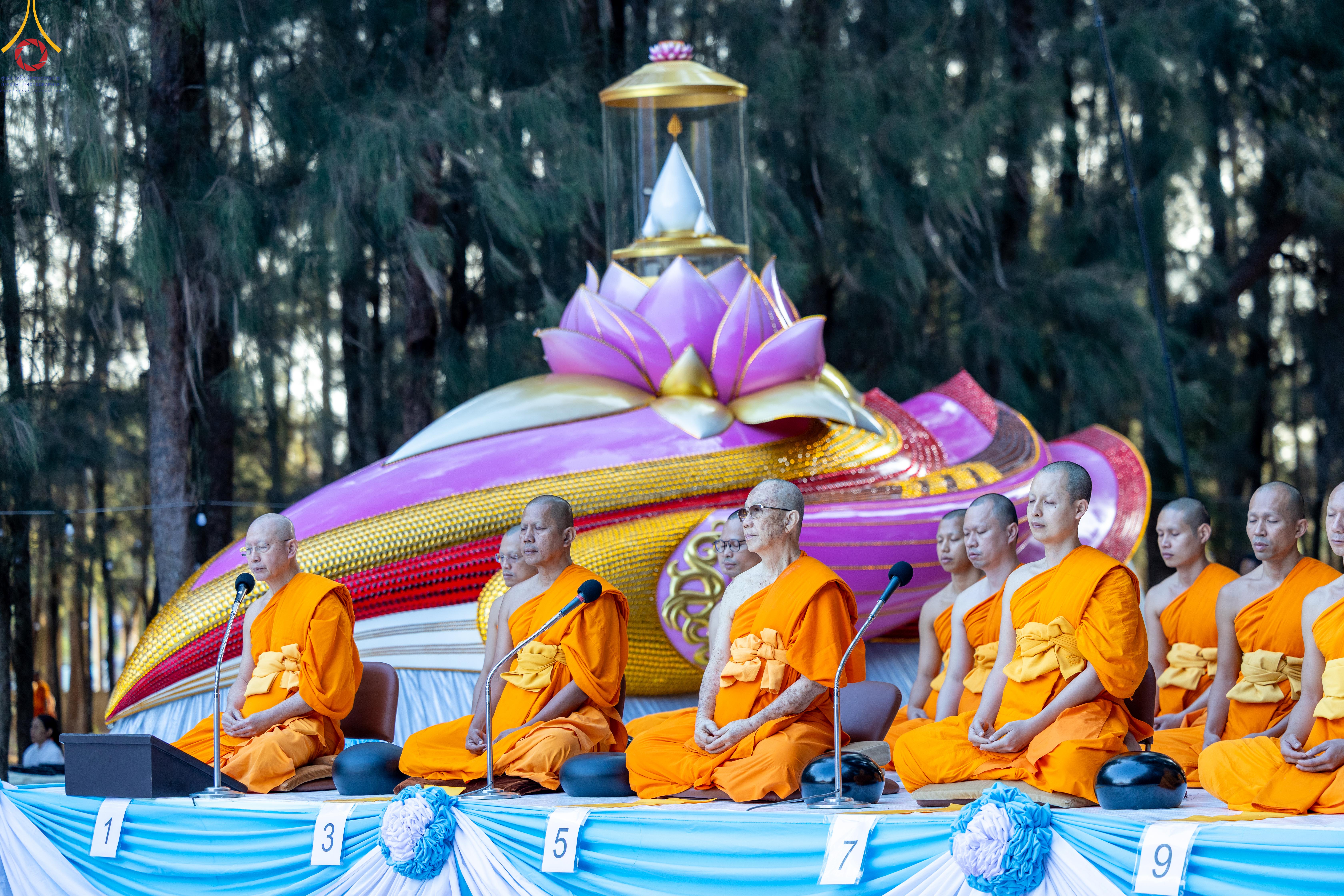 พิธีตักบาตรพระ 1,142 รูป ณ อนุสรณ์สถาน ลำดับที่ 1 อนุสรณ์สถานมหาวิหารพระมงคลเทพมุนี