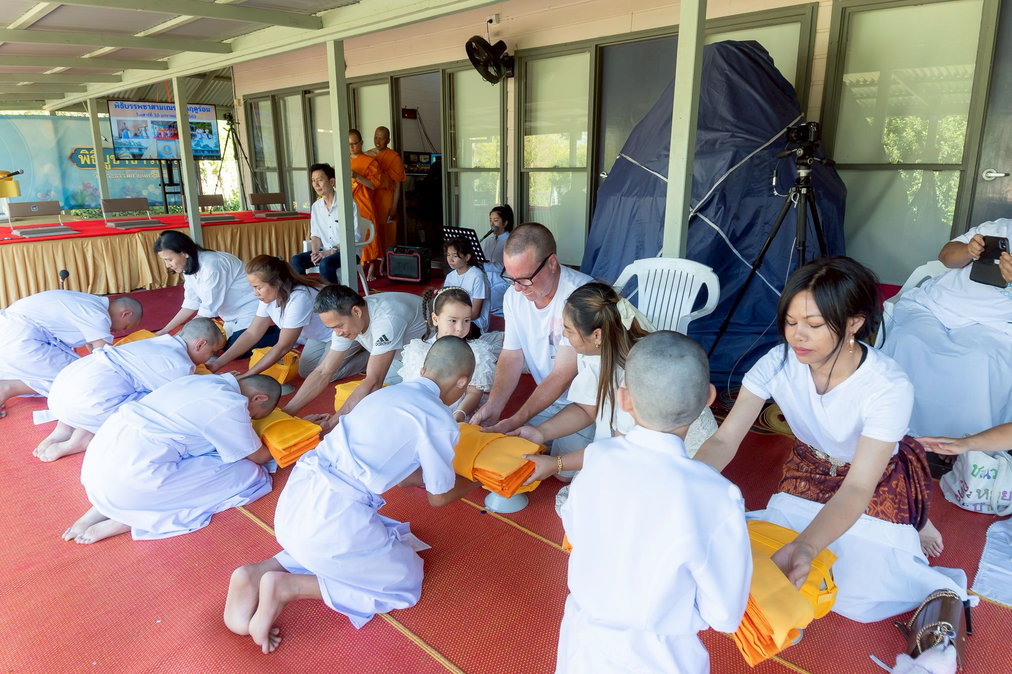 วัดพระธรรมกายนครซิดนีย์ จัดพิธีบรรพชาสามเณร 5 รูป