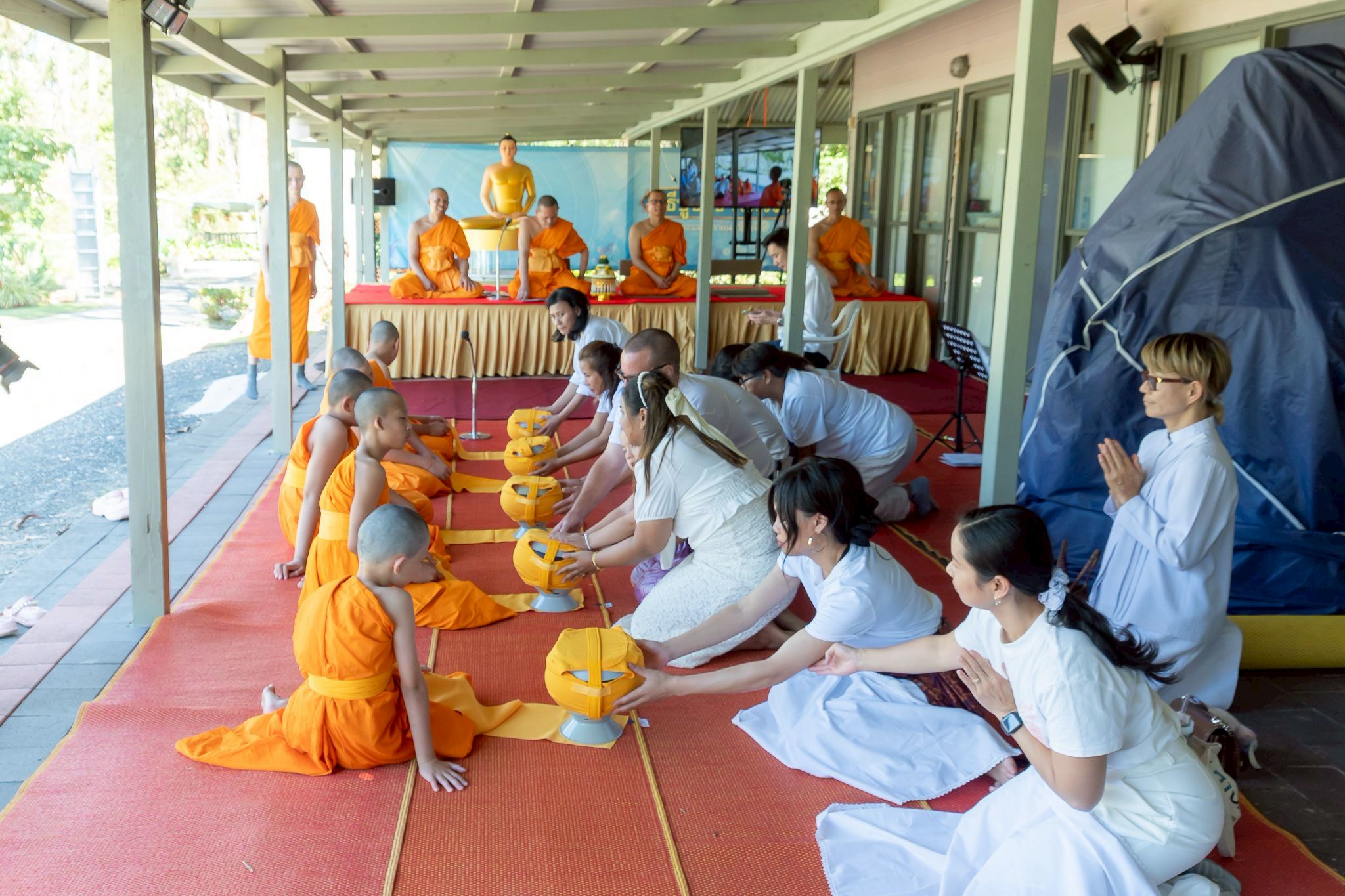วัดพระธรรมกายนครซิดนีย์ จัดพิธีบรรพชาสามเณร 5 รูป