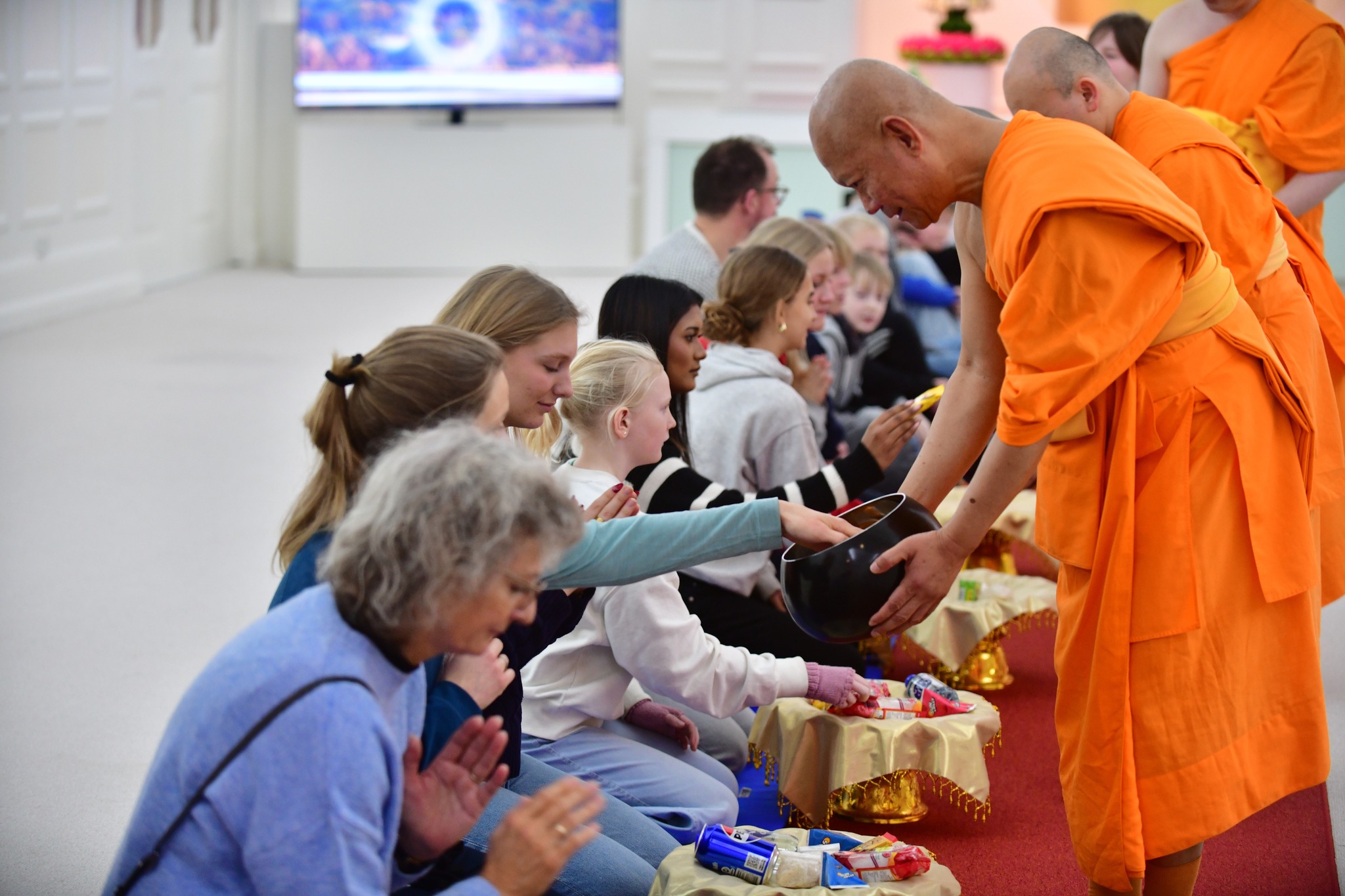 นักเรียนโรงเรียนเอกชนซอโร เรียนรู้การปฏิบัติธรรม ณ วัดพระธรรมกายคอร์ซัวร์ ลุสท์สโกว