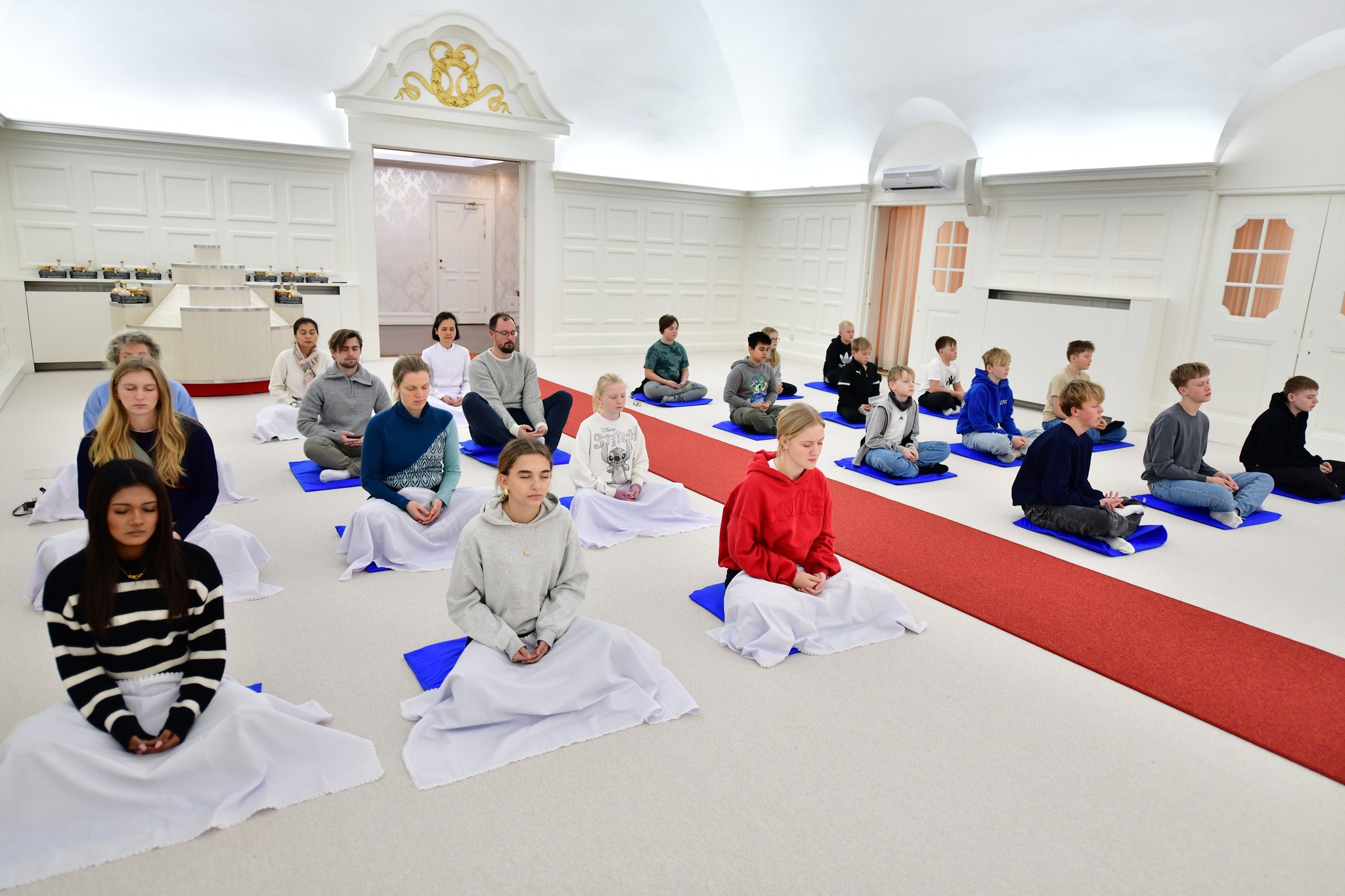 นักเรียนโรงเรียนเอกชนซอโร เรียนรู้การปฏิบัติธรรม ณ วัดพระธรรมกายคอร์ซัวร์ ลุสท์สโกว