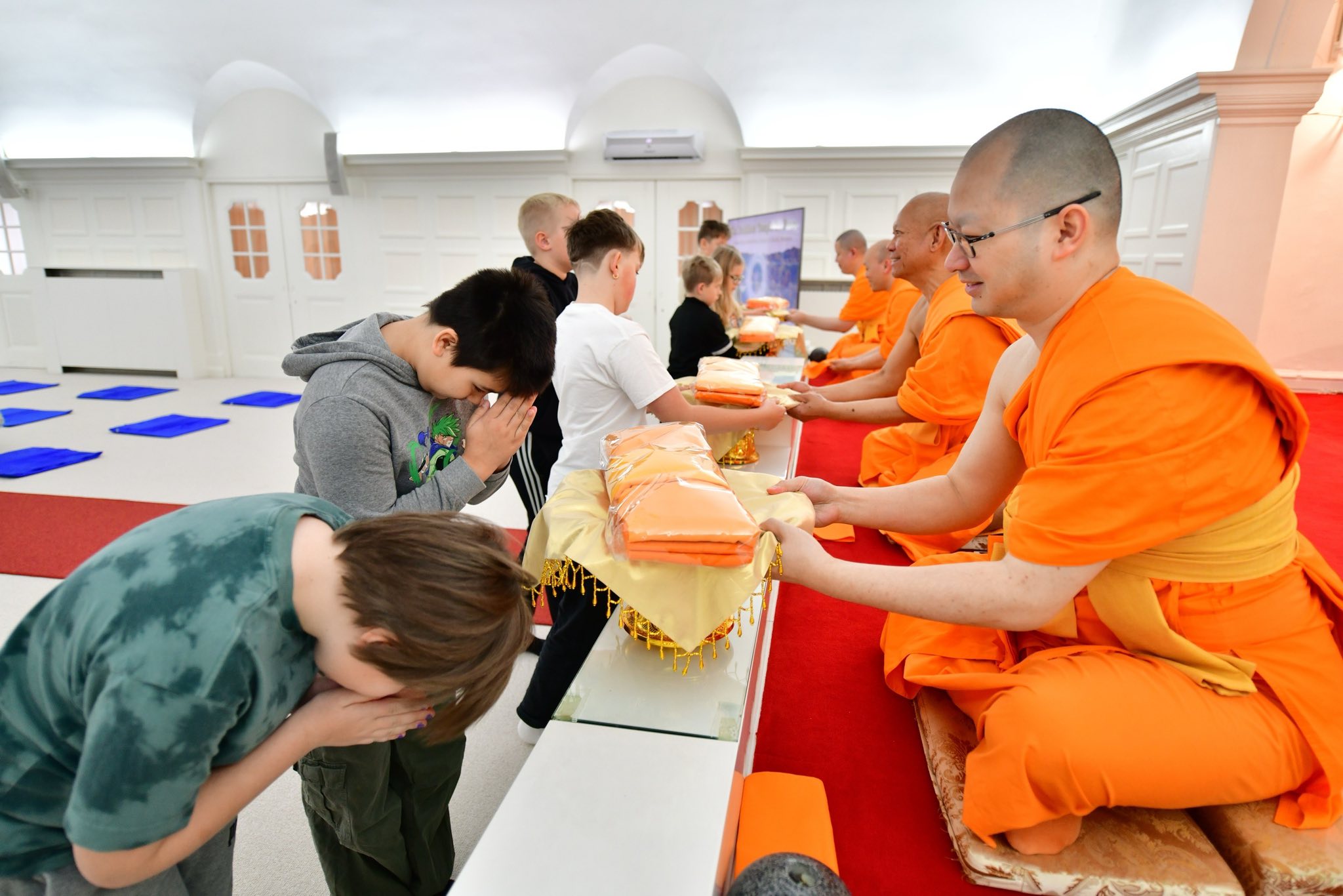 นักเรียนโรงเรียนเอกชนซอโร เรียนรู้การปฏิบัติธรรม ณ วัดพระธรรมกายคอร์ซัวร์ ลุสท์สโกว