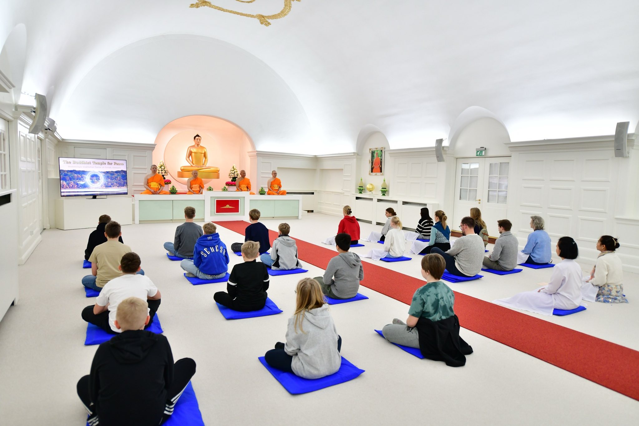 นักเรียนโรงเรียนเอกชนซอโร เรียนรู้การปฏิบัติธรรม ณ วัดพระธรรมกายคอร์ซัวร์ ลุสท์สโกว