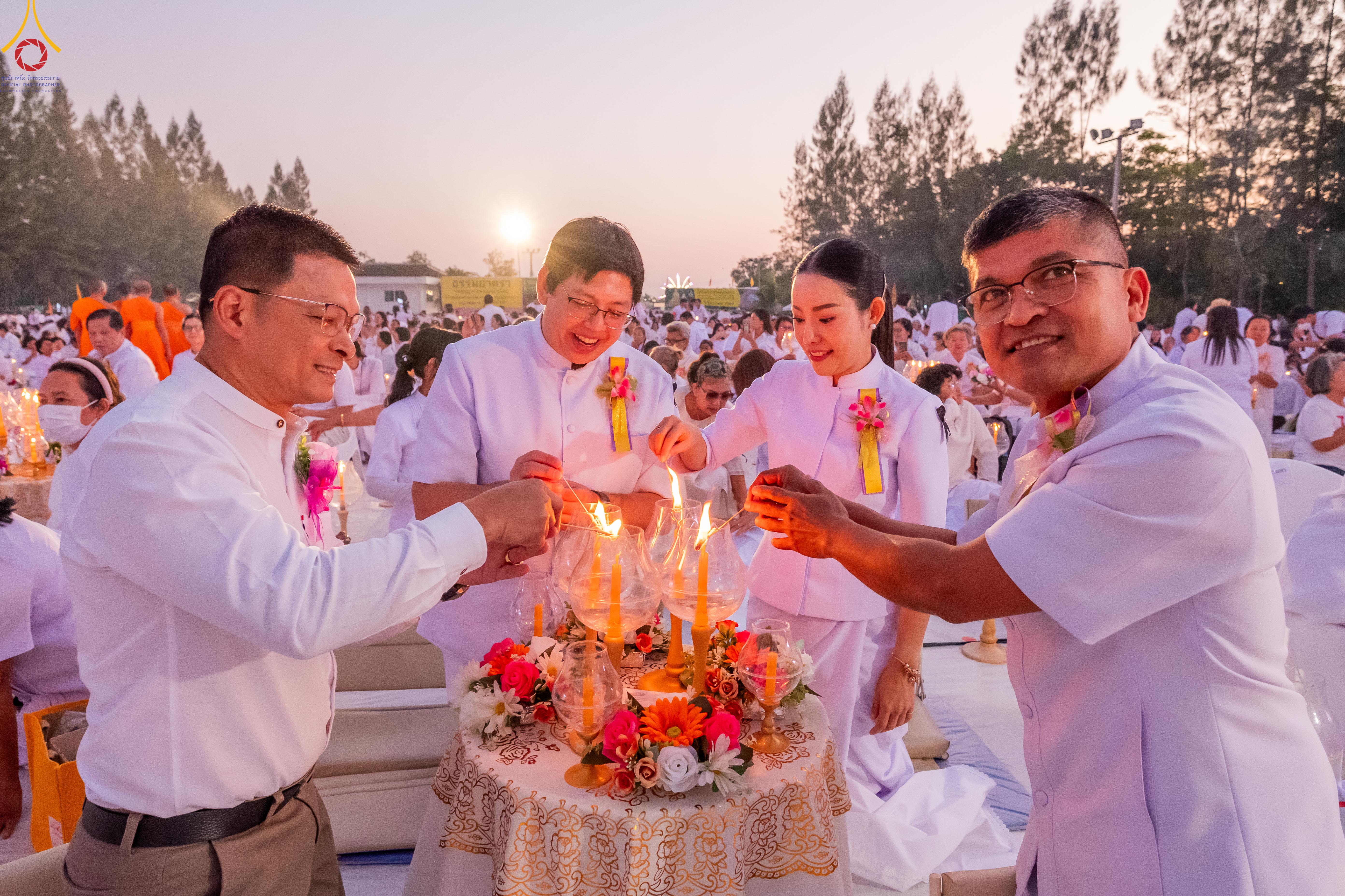 พิธีจุดประทีปบูชาธรรมพระมงคลเทพมุนี ณ อนุสรณ์สถานลำดับที่ 2 คลองบางนางแท่น จ.นครปฐม