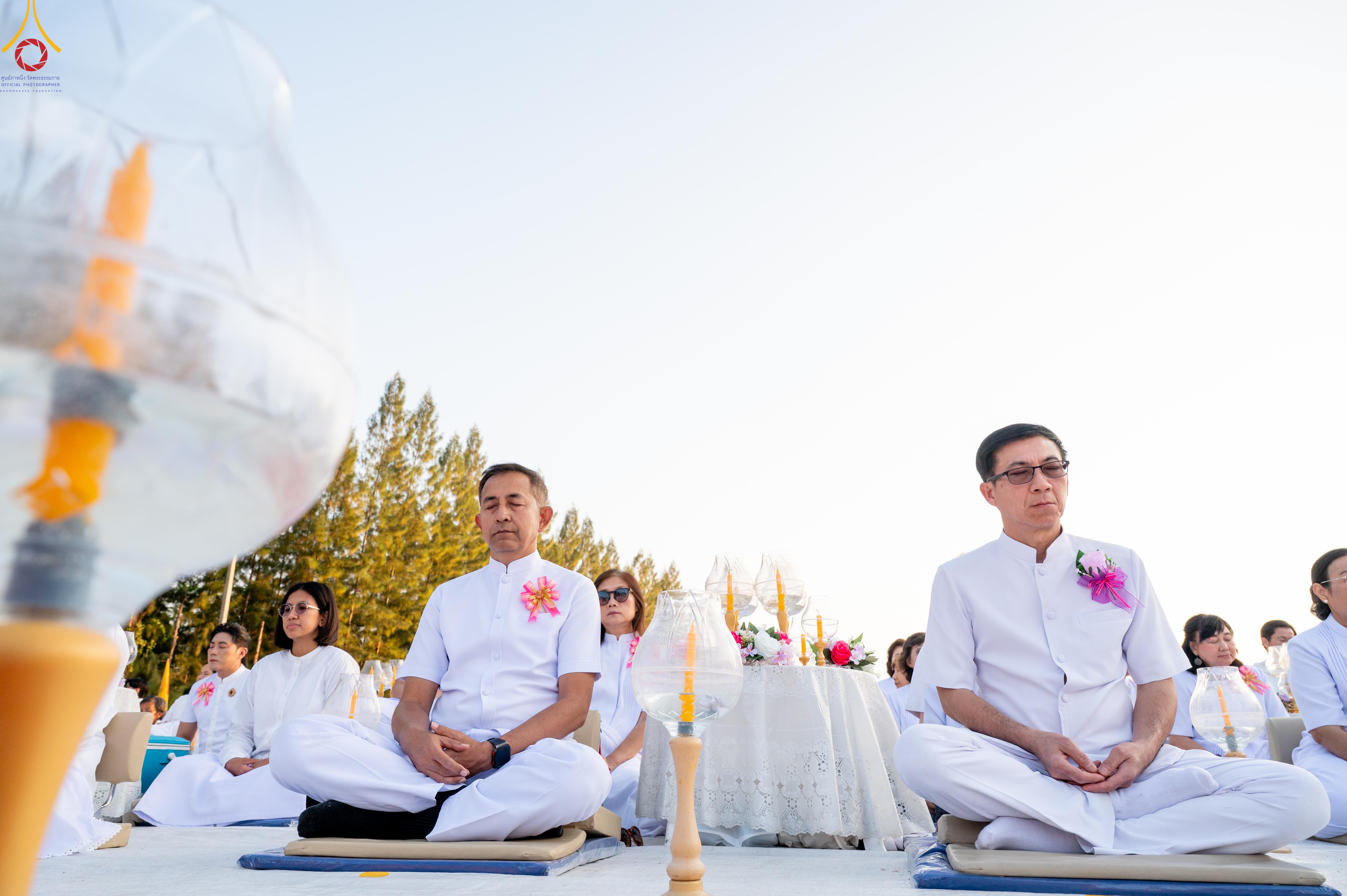 พิธีจุดประทีปบูชาธรรมพระมงคลเทพมุนี ณ อนุสรณ์สถานลำดับที่ 2 คลองบางนางแท่น จ.นครปฐม