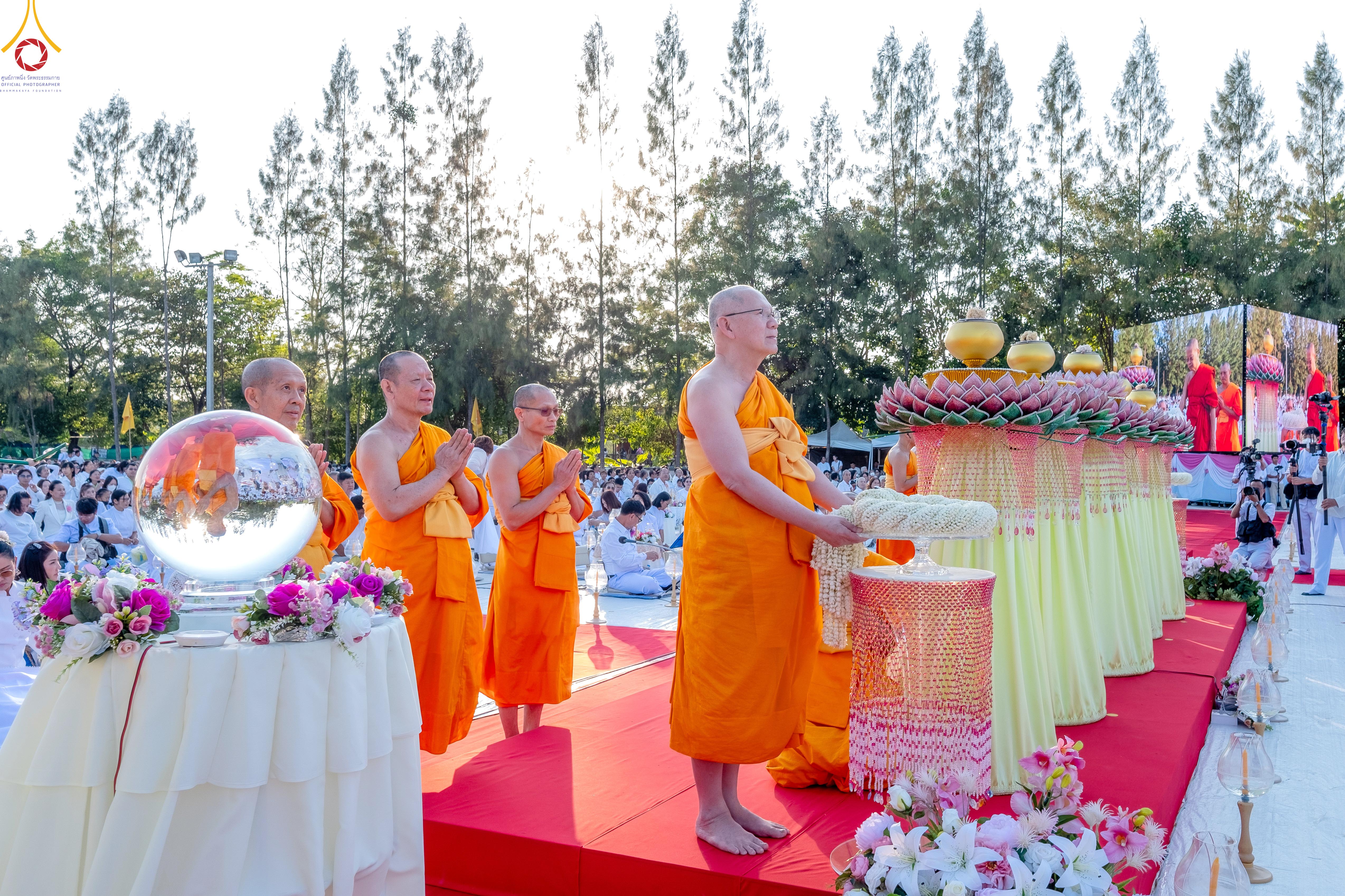 พิธีจุดประทีปบูชาธรรมพระมงคลเทพมุนี ณ อนุสรณ์สถานลำดับที่ 2 คลองบางนางแท่น จ.นครปฐม