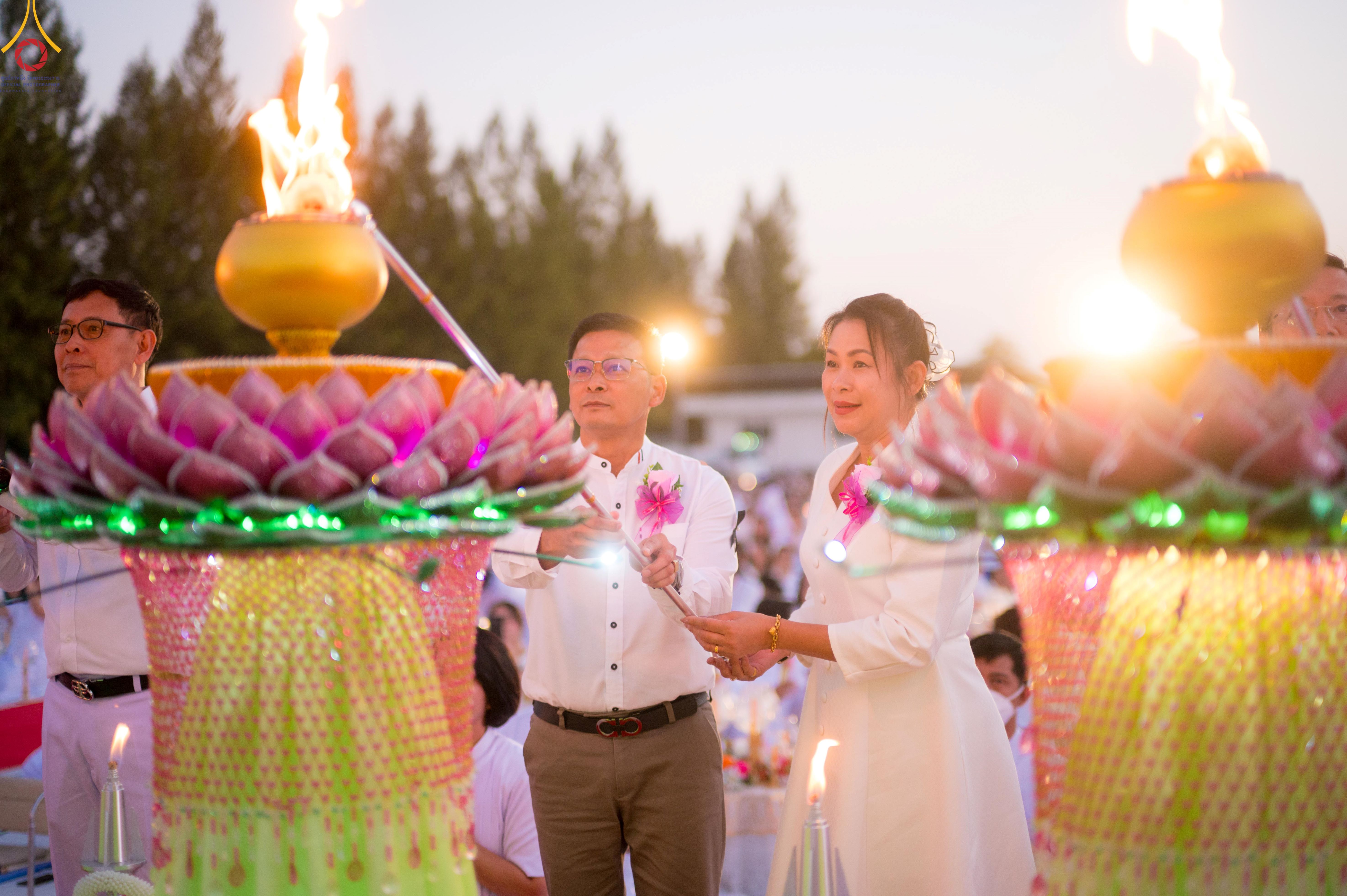 พิธีจุดประทีปบูชาธรรมพระมงคลเทพมุนี ณ อนุสรณ์สถานลำดับที่ 2 คลองบางนางแท่น จ.นครปฐม