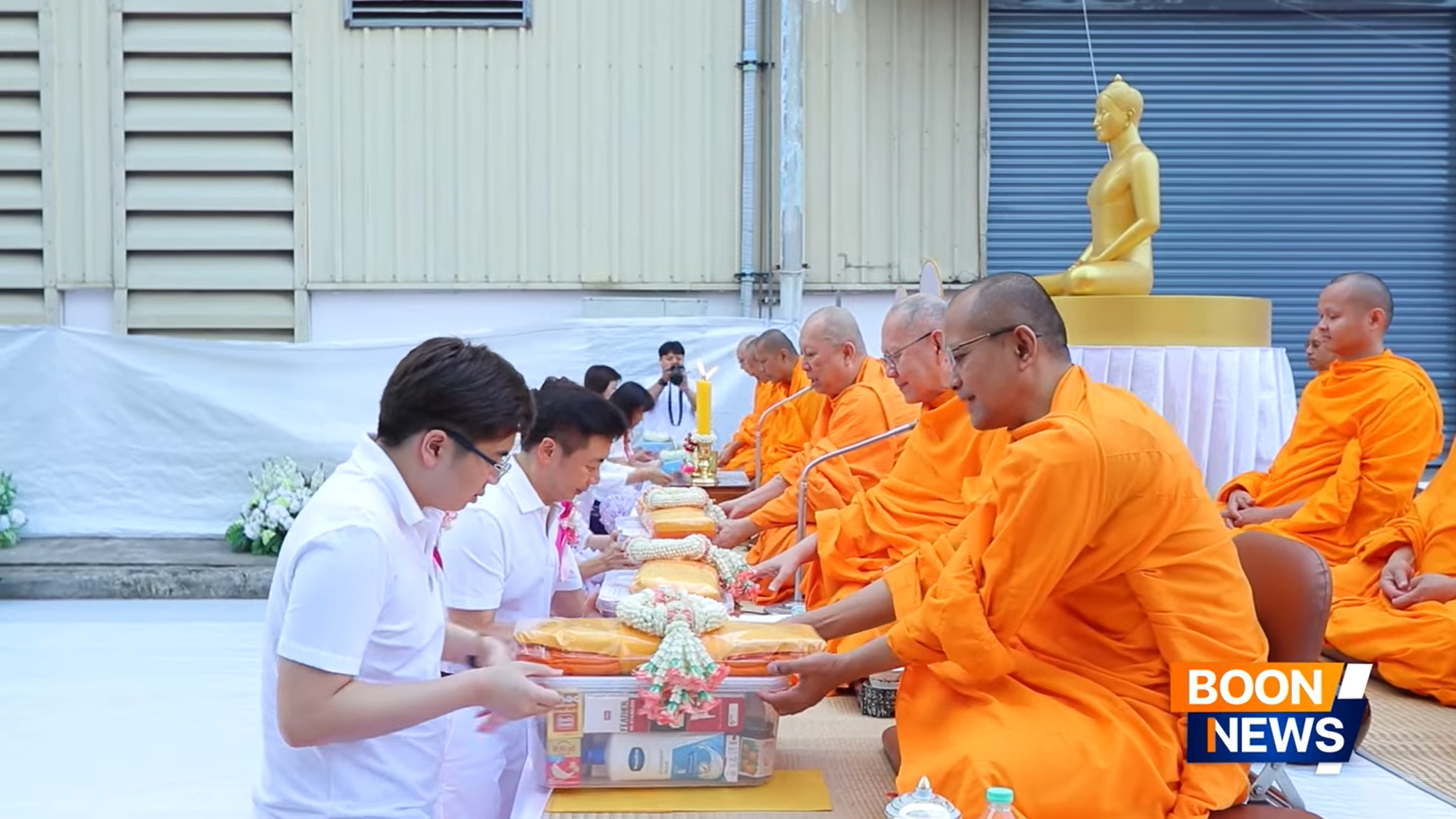 บริษัท รุ่งศิลป์การพิมพ์ (1977) จัดพิธีตักบาตรพระ 129 รูป ส่งท้ายปีเก่า ต้อนรับปีใหม่