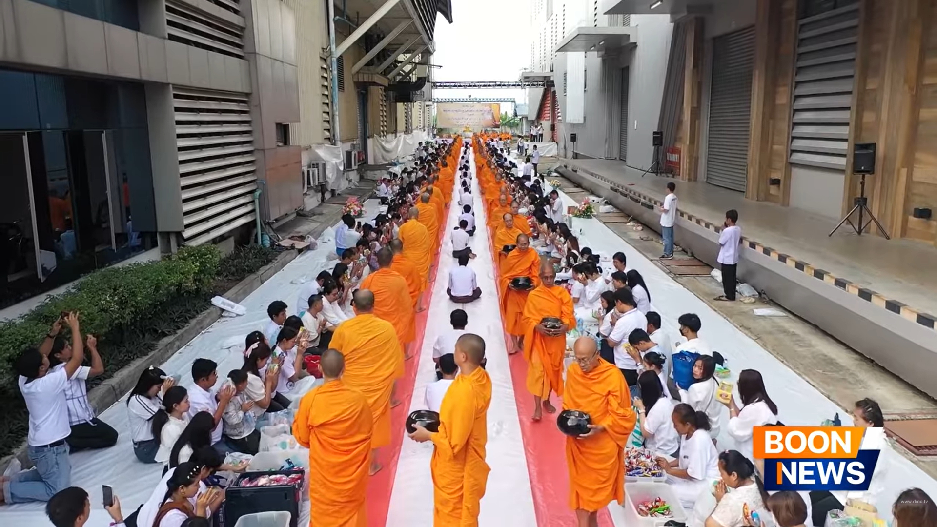 บริษัท รุ่งศิลป์การพิมพ์ (1977) จัดพิธีตักบาตรพระ 129 รูป ส่งท้ายปีเก่า ต้อนรับปีใหม่