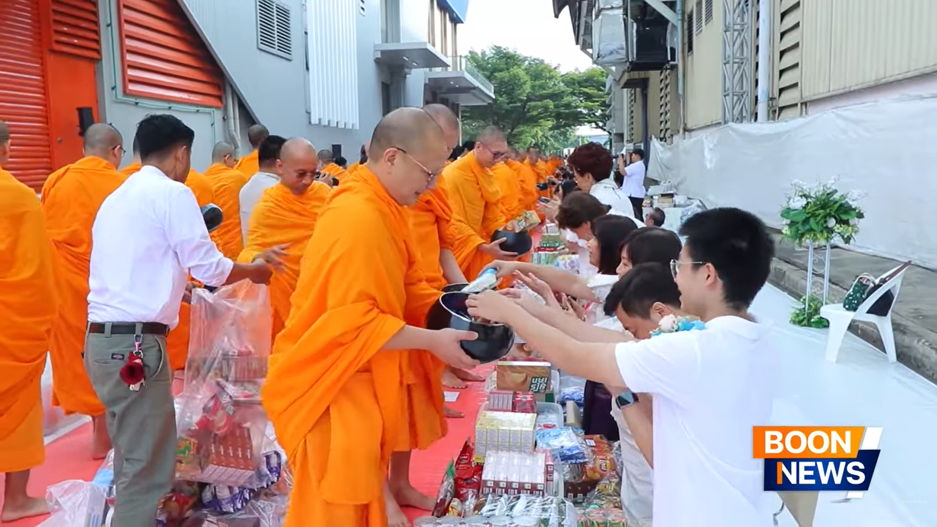 บริษัท รุ่งศิลป์การพิมพ์ (1977) จัดพิธีตักบาตรพระ 129 รูป ส่งท้ายปีเก่า ต้อนรับปีใหม่