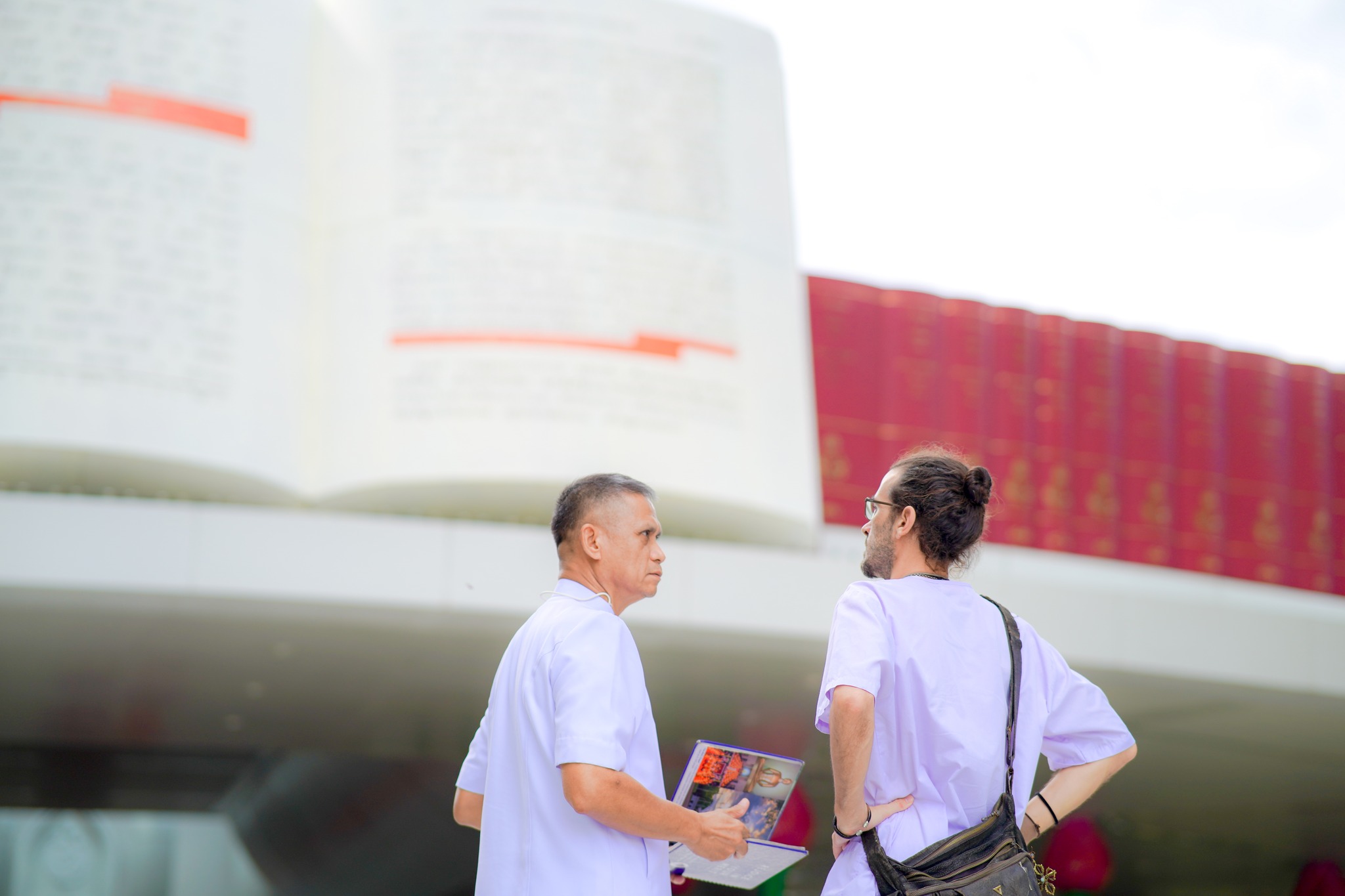 สถาปนิกชาวสเปน เดินทางมาเยี่ยมวัดพระธรรมกาย