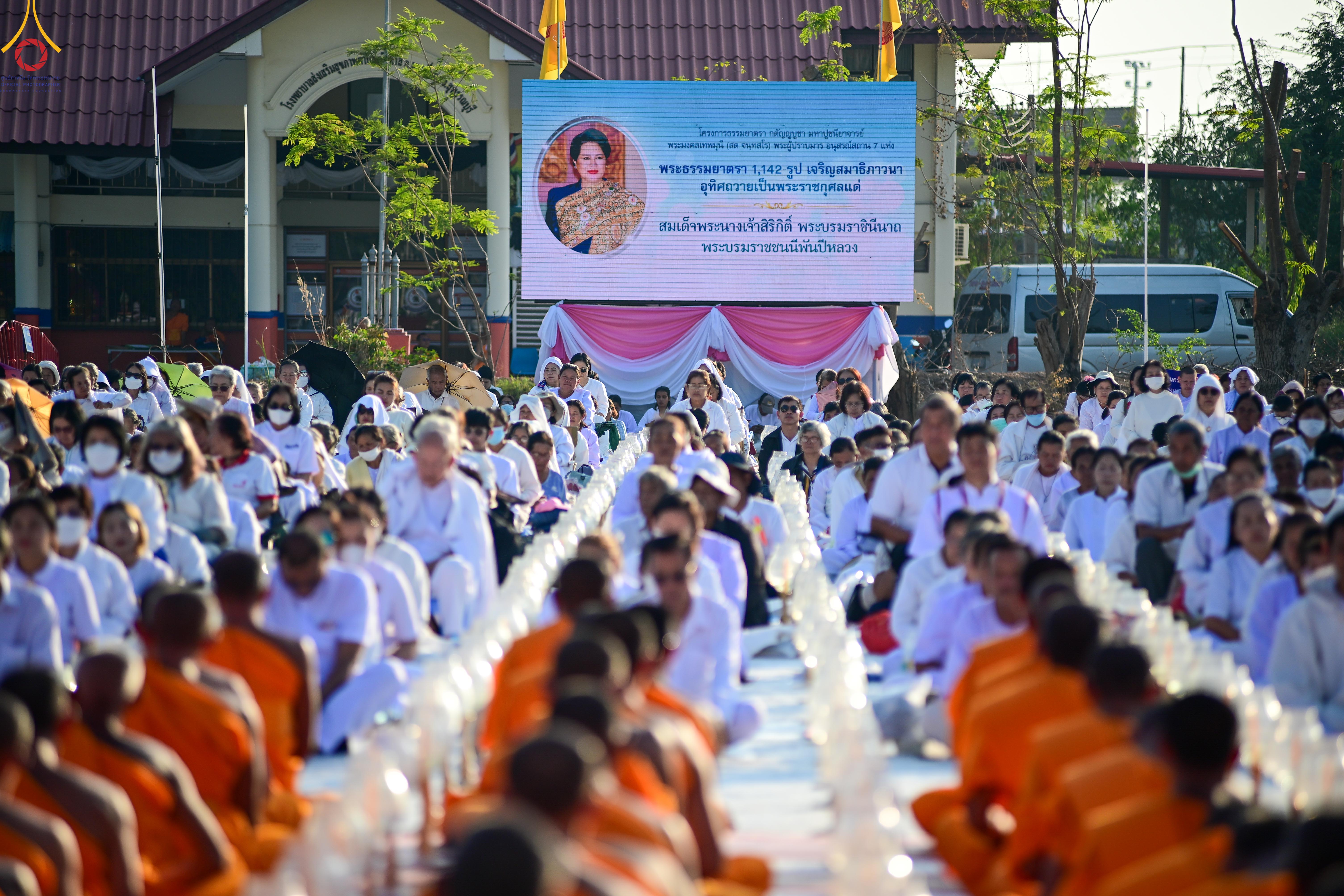 พิธีจุดประทีปบูชาถวายเป็นพุทธบูชา ณ อนุสรณ์ลำดับที่ 3 วัดสองพี่น้อง จังหวัดสุพรรณบุรี
