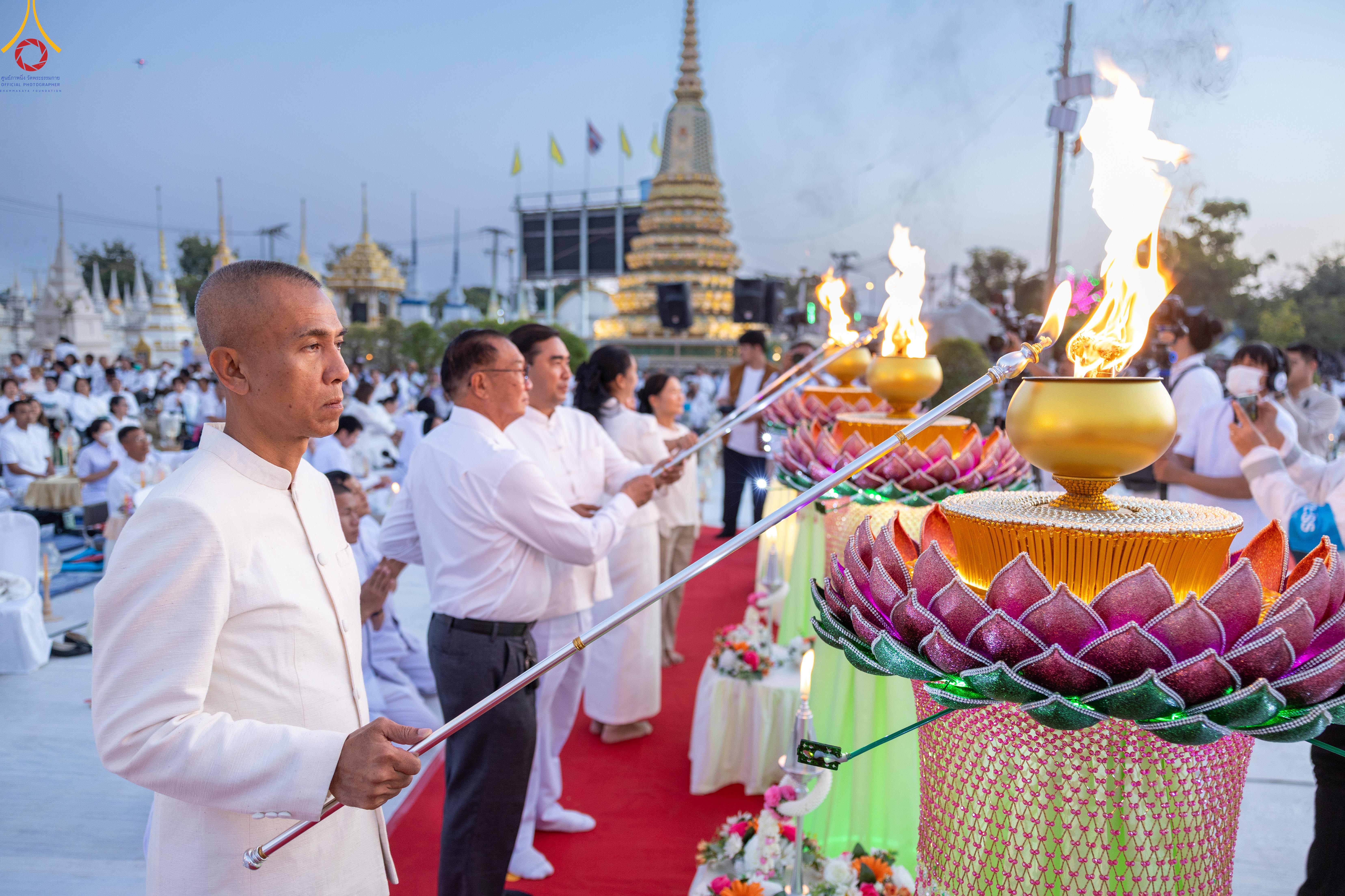 พิธีจุดประทีปบูชาถวายเป็นพุทธบูชา ณ อนุสรณ์ลำดับที่ 3 วัดสองพี่น้อง จังหวัดสุพรรณบุรี