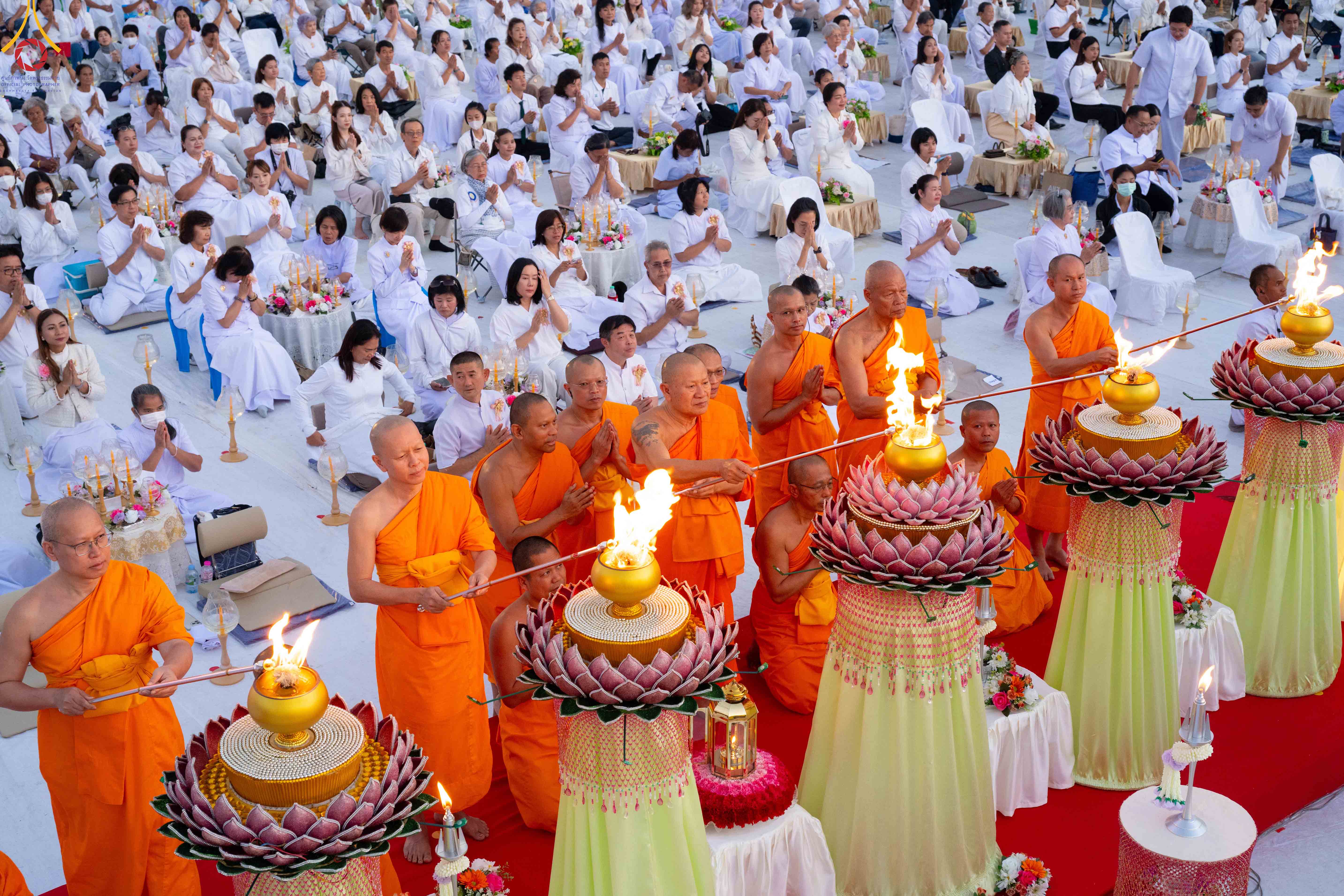 พิธีจุดประทีปบูชาถวายเป็นพุทธบูชา ณ อนุสรณ์ลำดับที่ 3 วัดสองพี่น้อง จังหวัดสุพรรณบุรี
