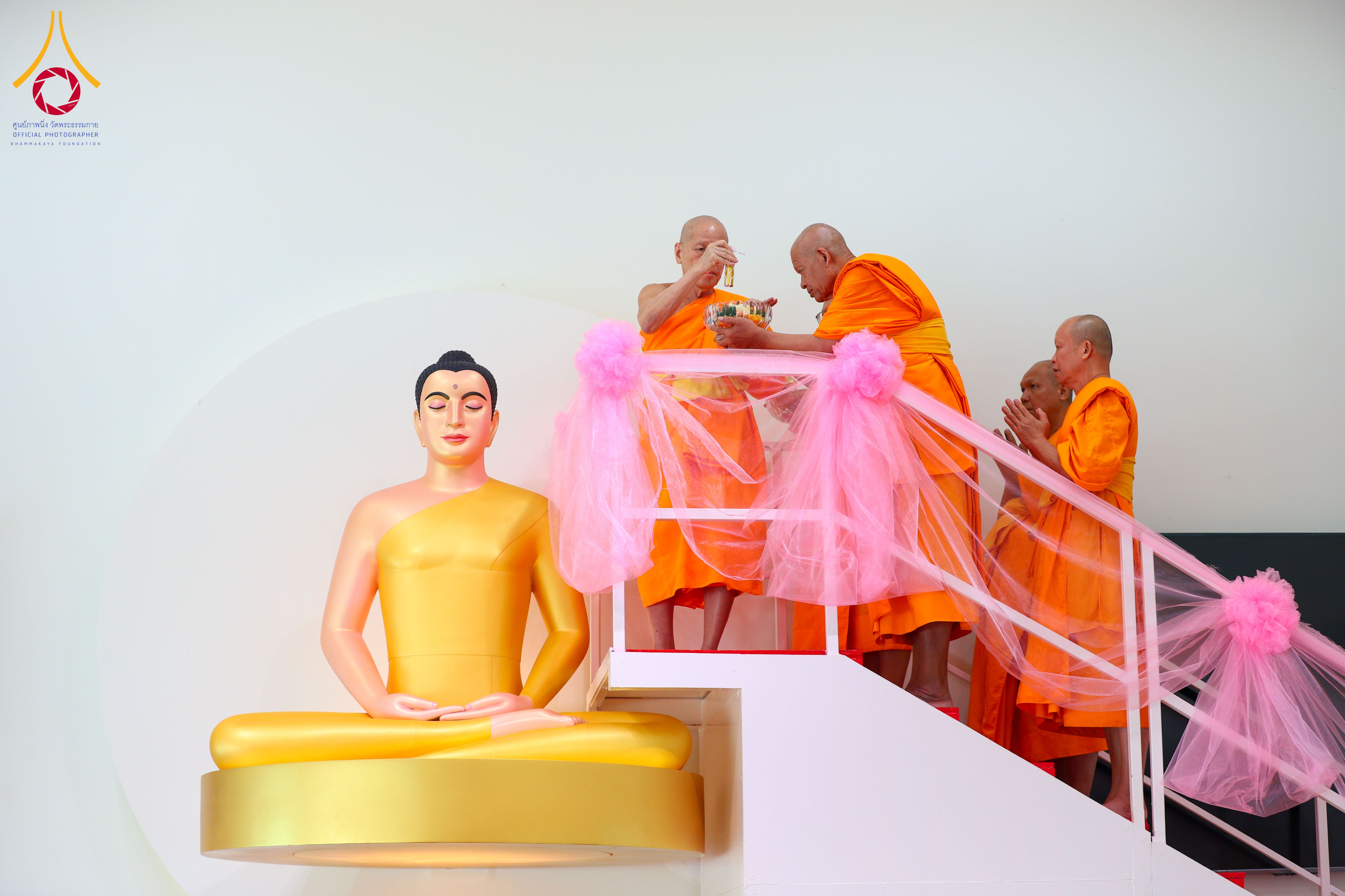 พิธีบรรจุพระบรมสารีริกธาตุ ภายในพระเกตุองค์พระประธาน "พระธรรมกาย" ณ ศูนย์ปฏิบัติธรรมพระมงคลเทพมุนี จ.สุพรรณบุรี