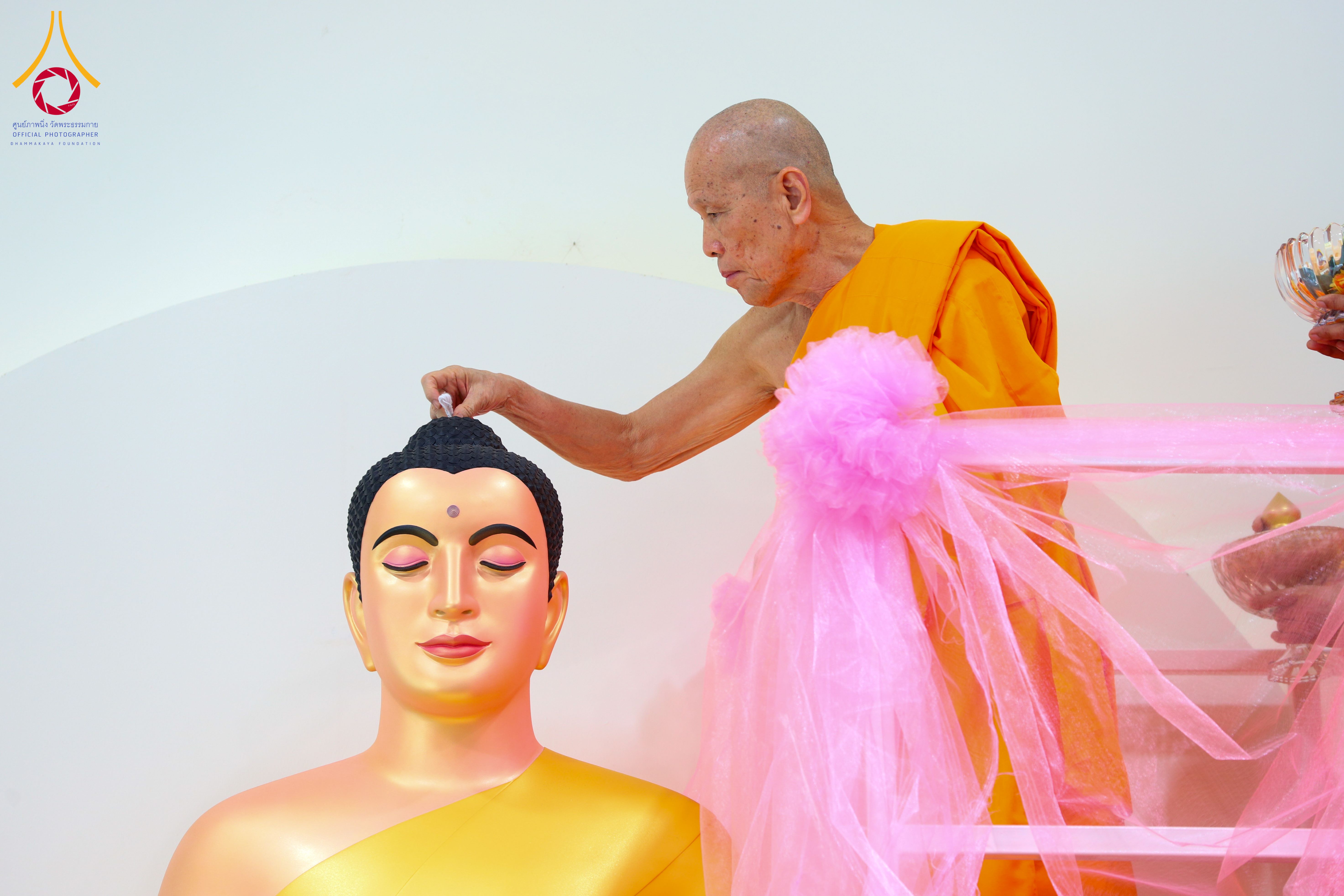 พิธีบรรจุพระบรมสารีริกธาตุ ภายในพระเกตุองค์พระประธาน "พระธรรมกาย" ณ ศูนย์ปฏิบัติธรรมพระมงคลเทพมุนี จ.สุพรรณบุรี