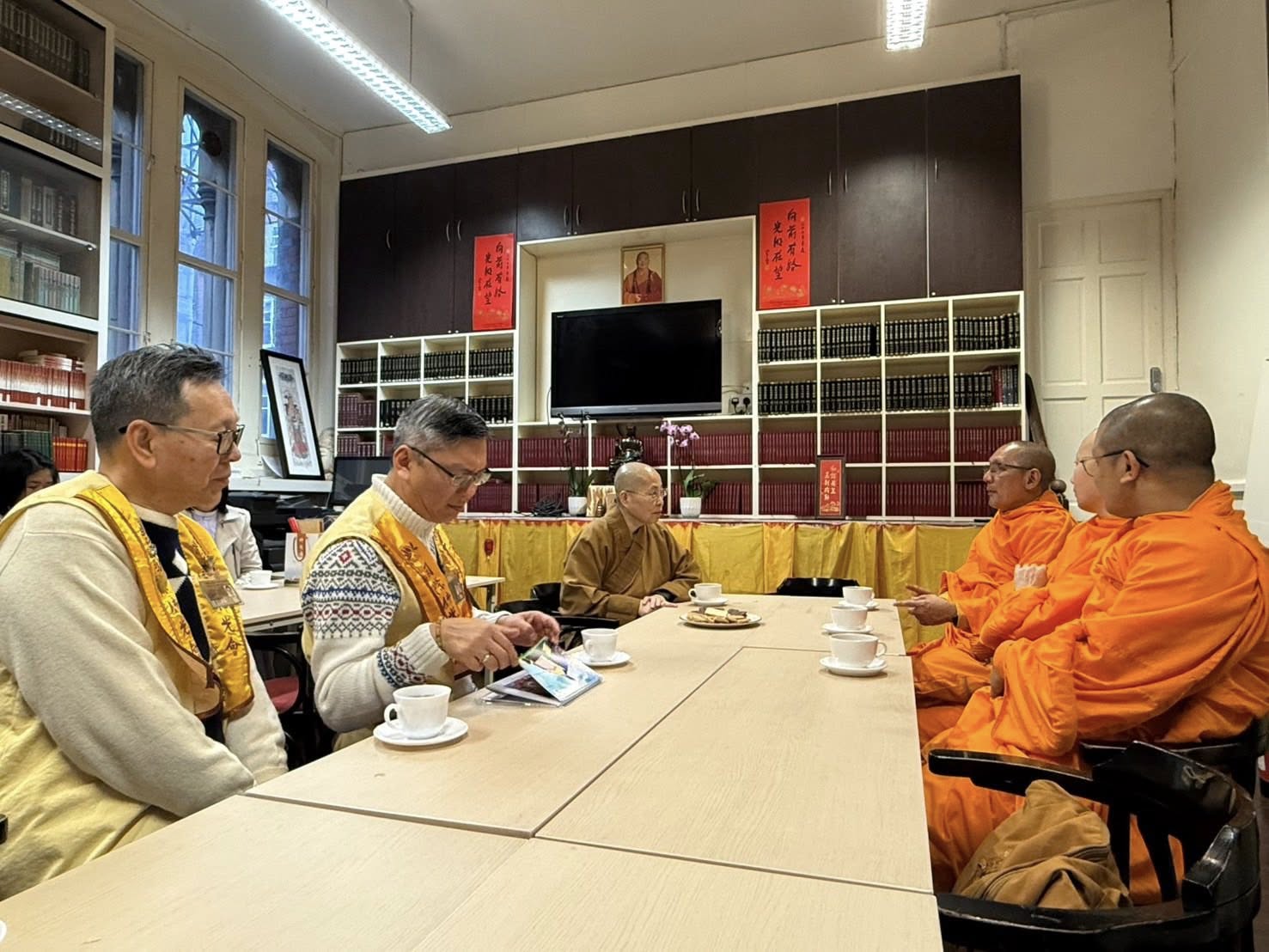 คณะสงฆ์วัดพระธรรมกายลอนดอน เข้าเยี่ยมคารวะคณะสงฆ์วัดฝอกวงซาน เพื่อสวัสดีปีใหม่