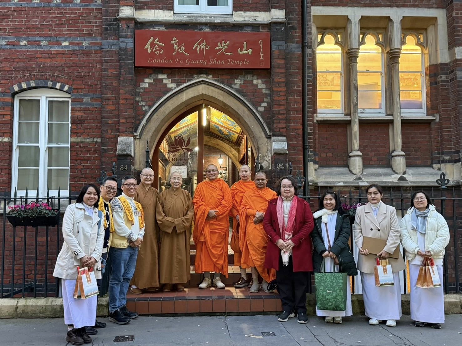 คณะสงฆ์วัดพระธรรมกายลอนดอน เข้าเยี่ยมคารวะคณะสงฆ์วัดฝอกวงซาน เพื่อสวัสดีปีใหม่