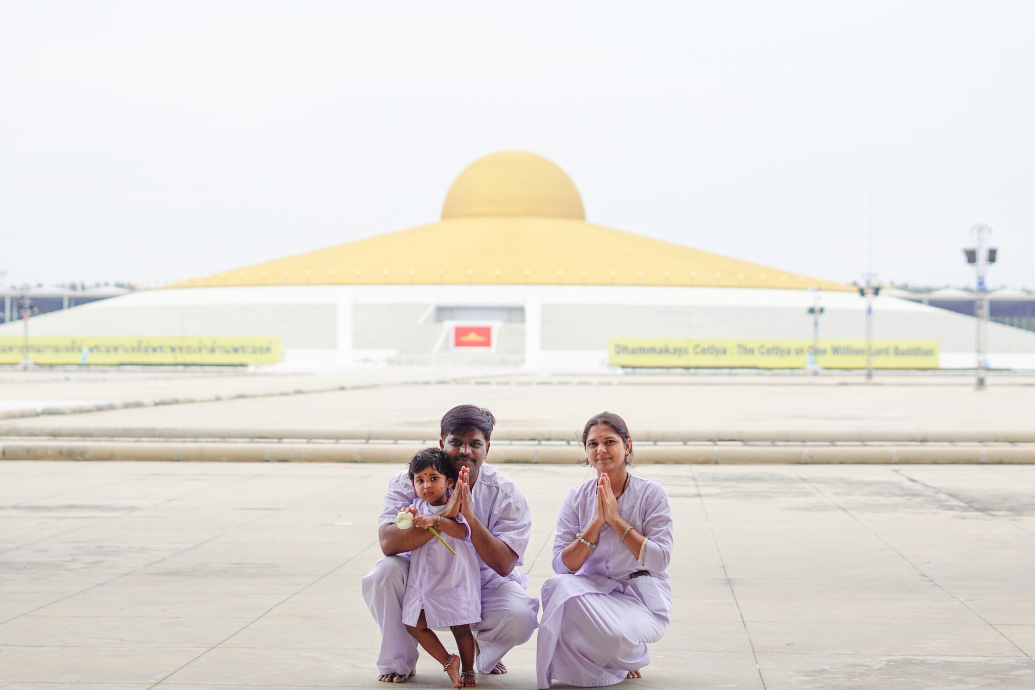 ครอบครัวชาวอินเดีย มาเยี่ยมชมวัดพระธรรมกาย 