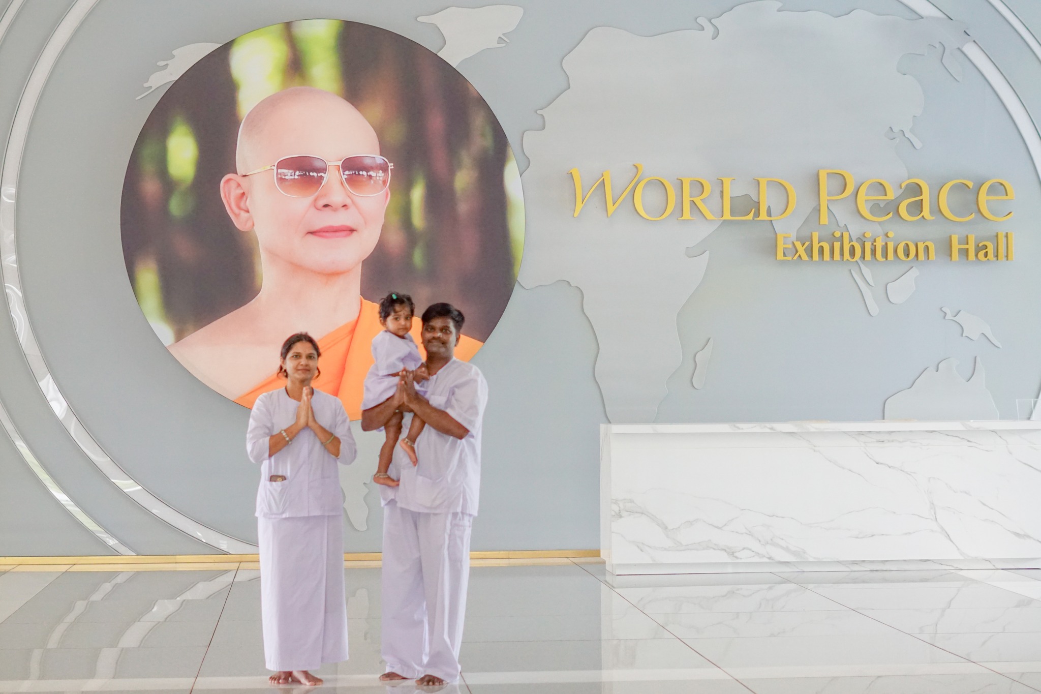 ครอบครัวชาวอินเดีย มาเยี่ยมชมวัดพระธรรมกาย 