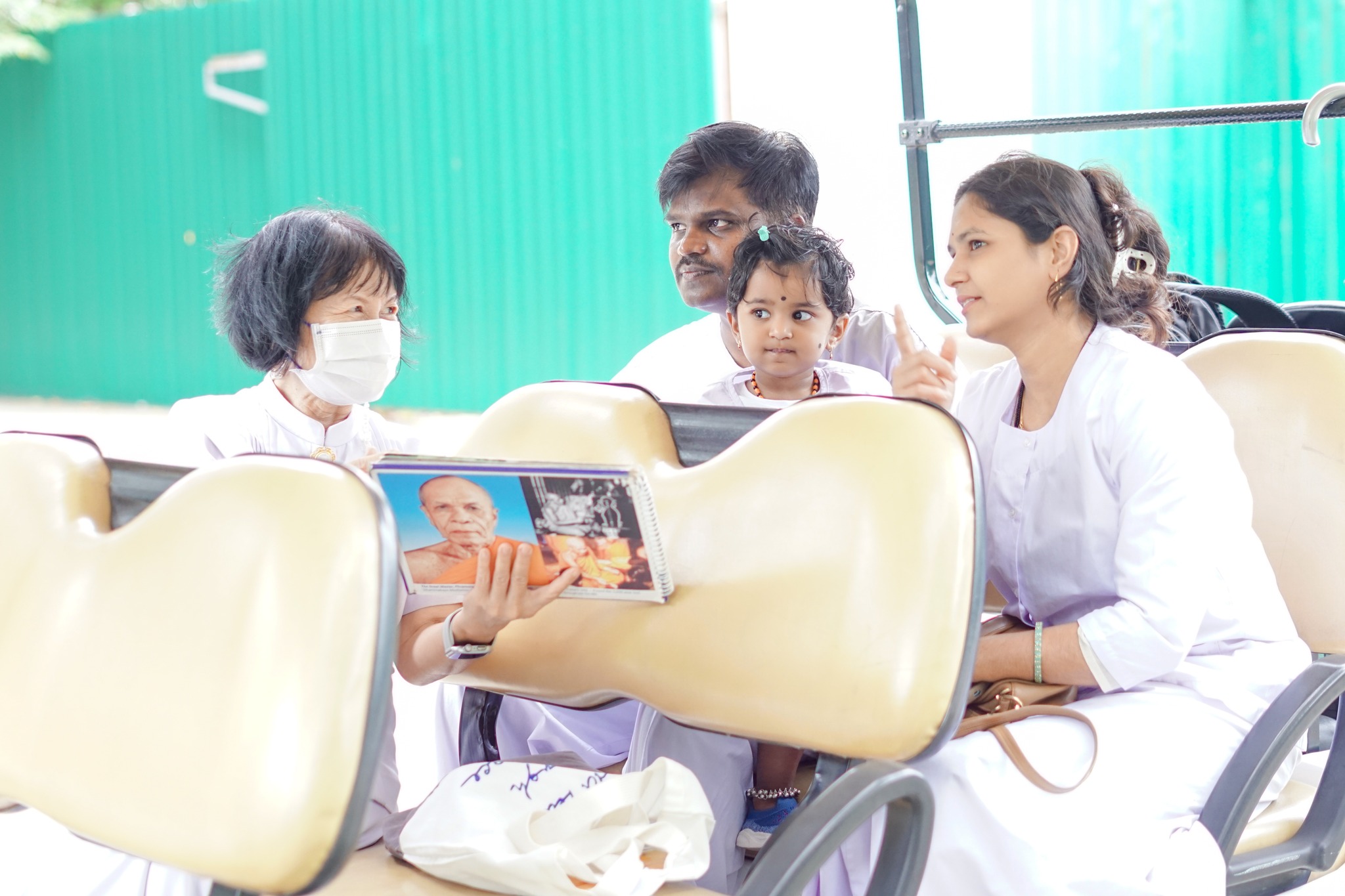 ครอบครัวชาวอินเดีย มาเยี่ยมชมวัดพระธรรมกาย 