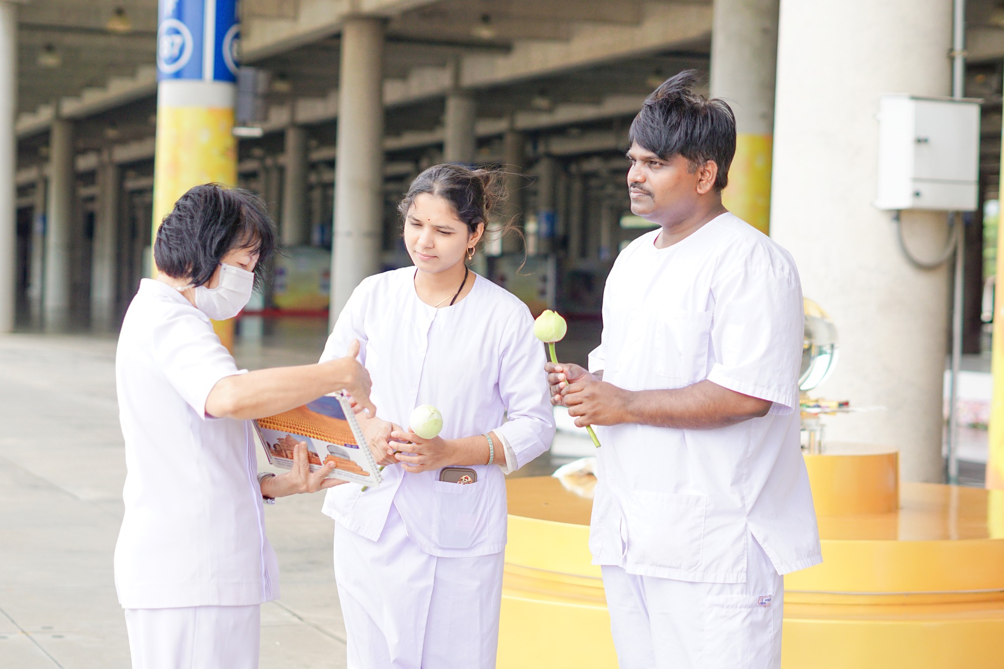 ครอบครัวชาวอินเดีย มาเยี่ยมชมวัดพระธรรมกาย 