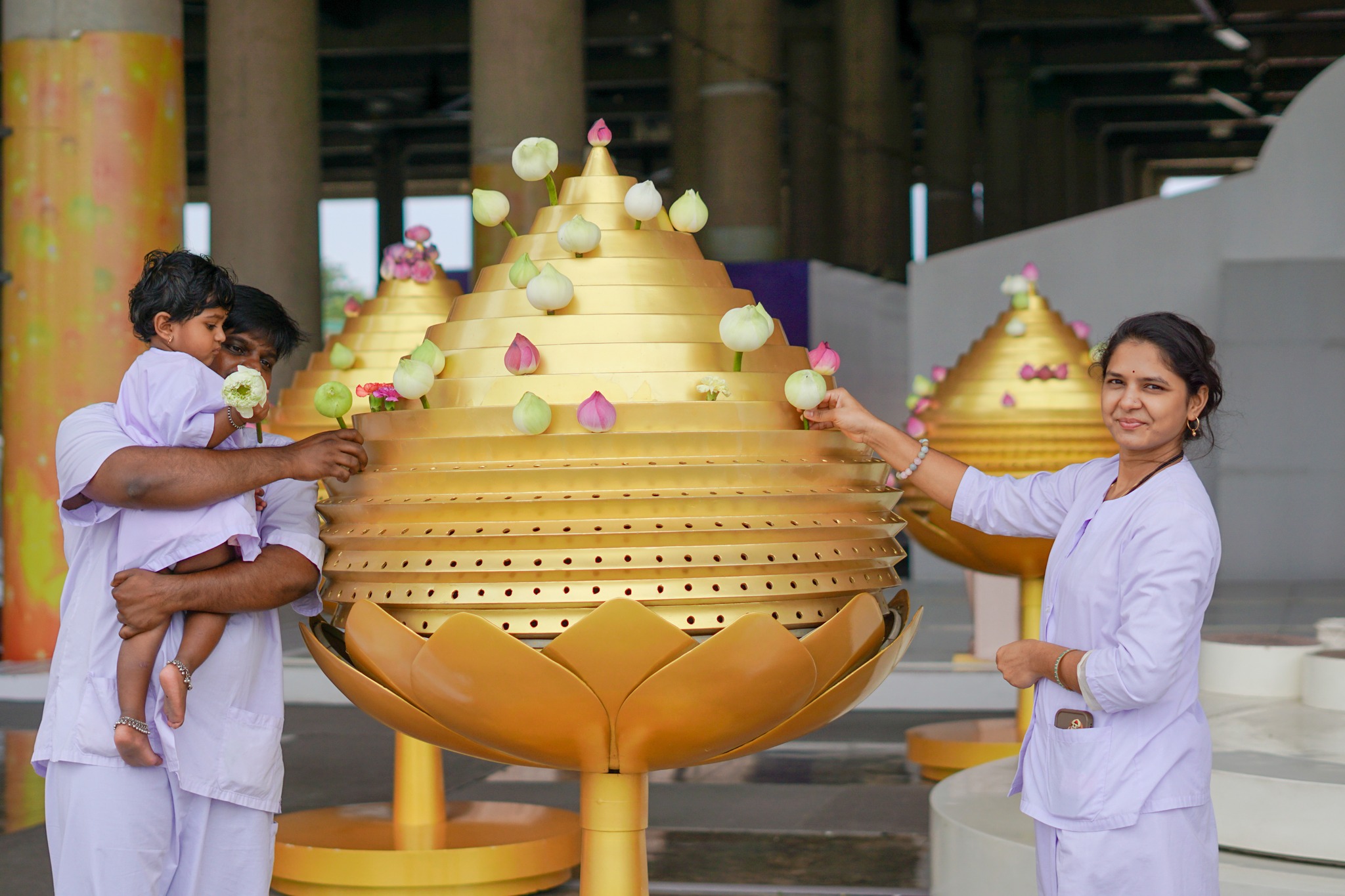 ครอบครัวชาวอินเดีย มาเยี่ยมชมวัดพระธรรมกาย 