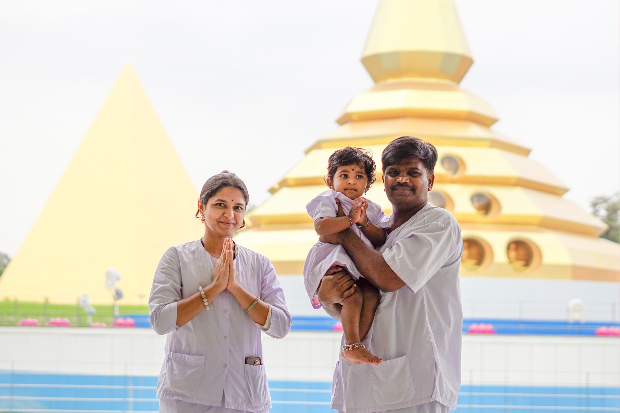 ครอบครัวชาวอินเดีย มาเยี่ยมชมวัดพระธรรมกาย 